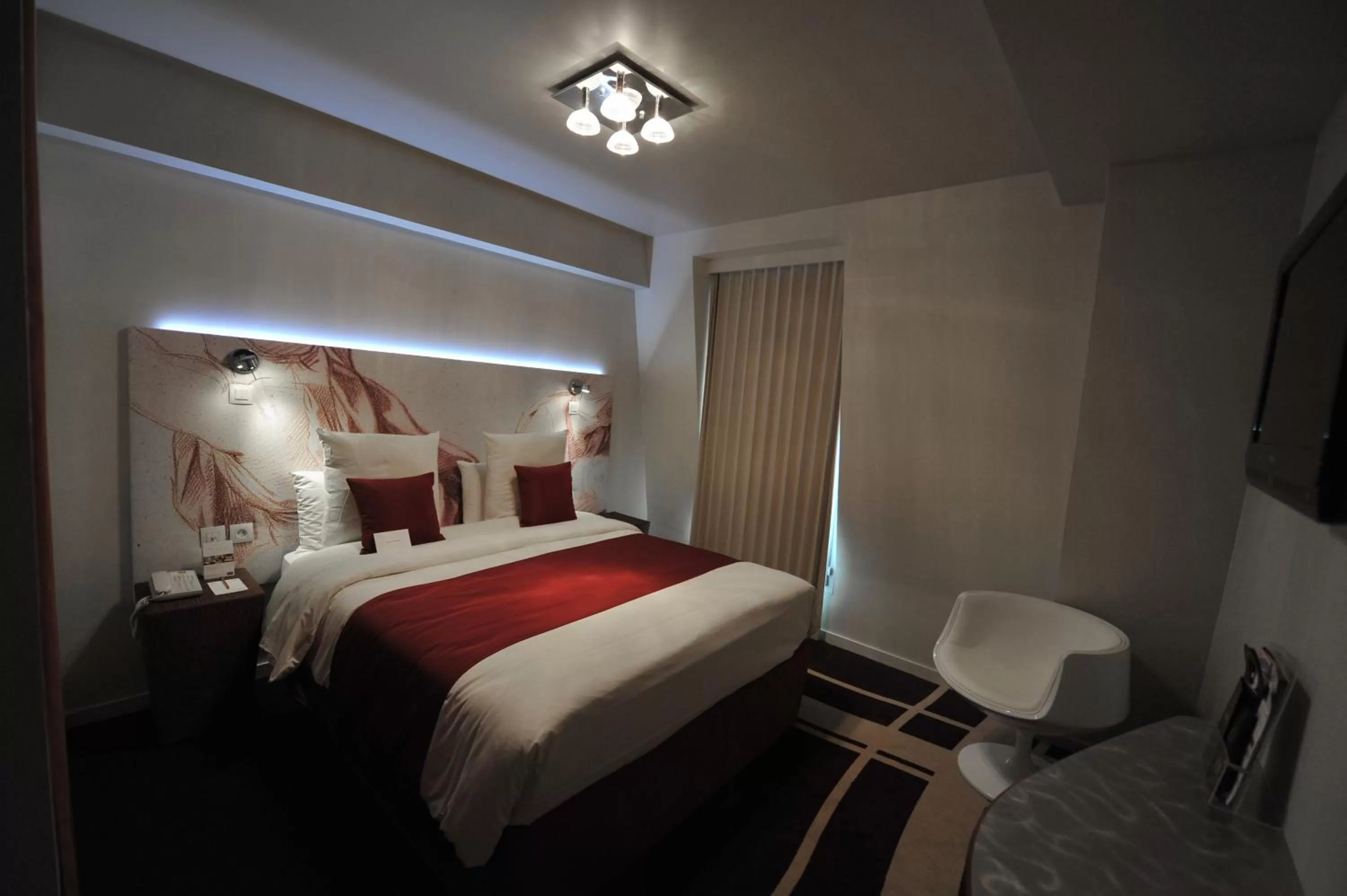 Photo of the whole room, Bed in Mercure Paris Bastille Marais