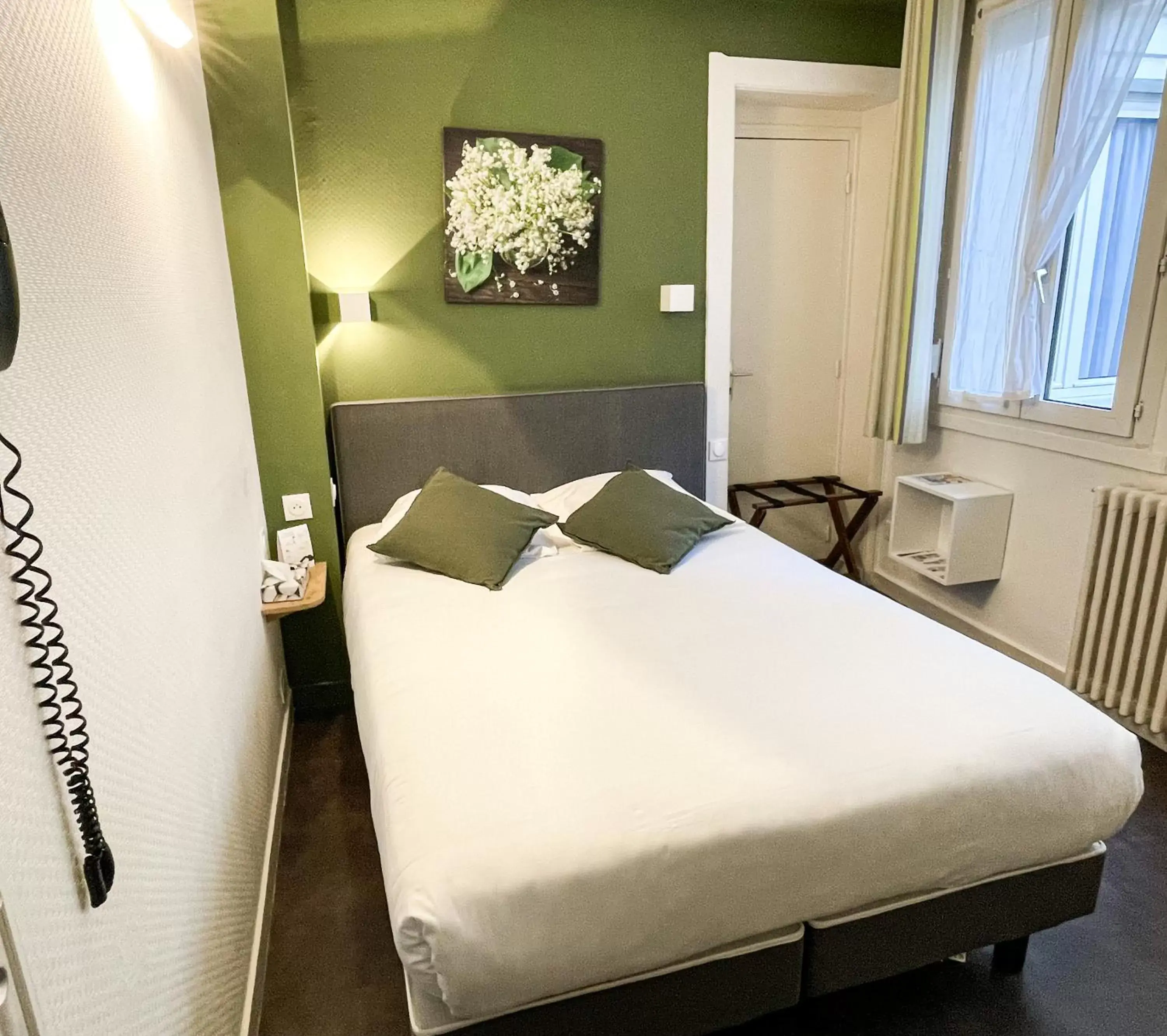 Bedroom, Bed in Garden Hotel Rennes Centre Gare