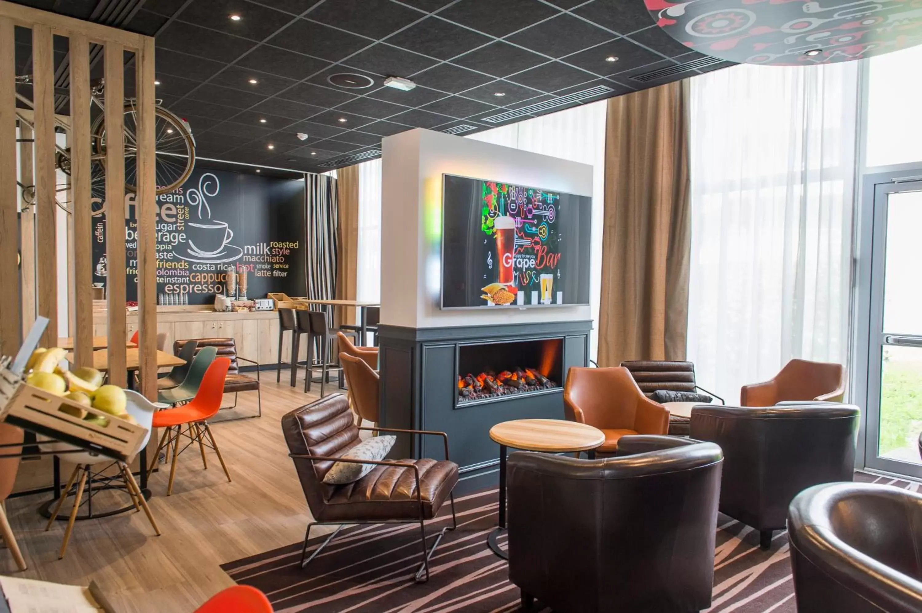 Communal lounge/ TV room, Lounge/Bar in ibis Orleans Centre Foch