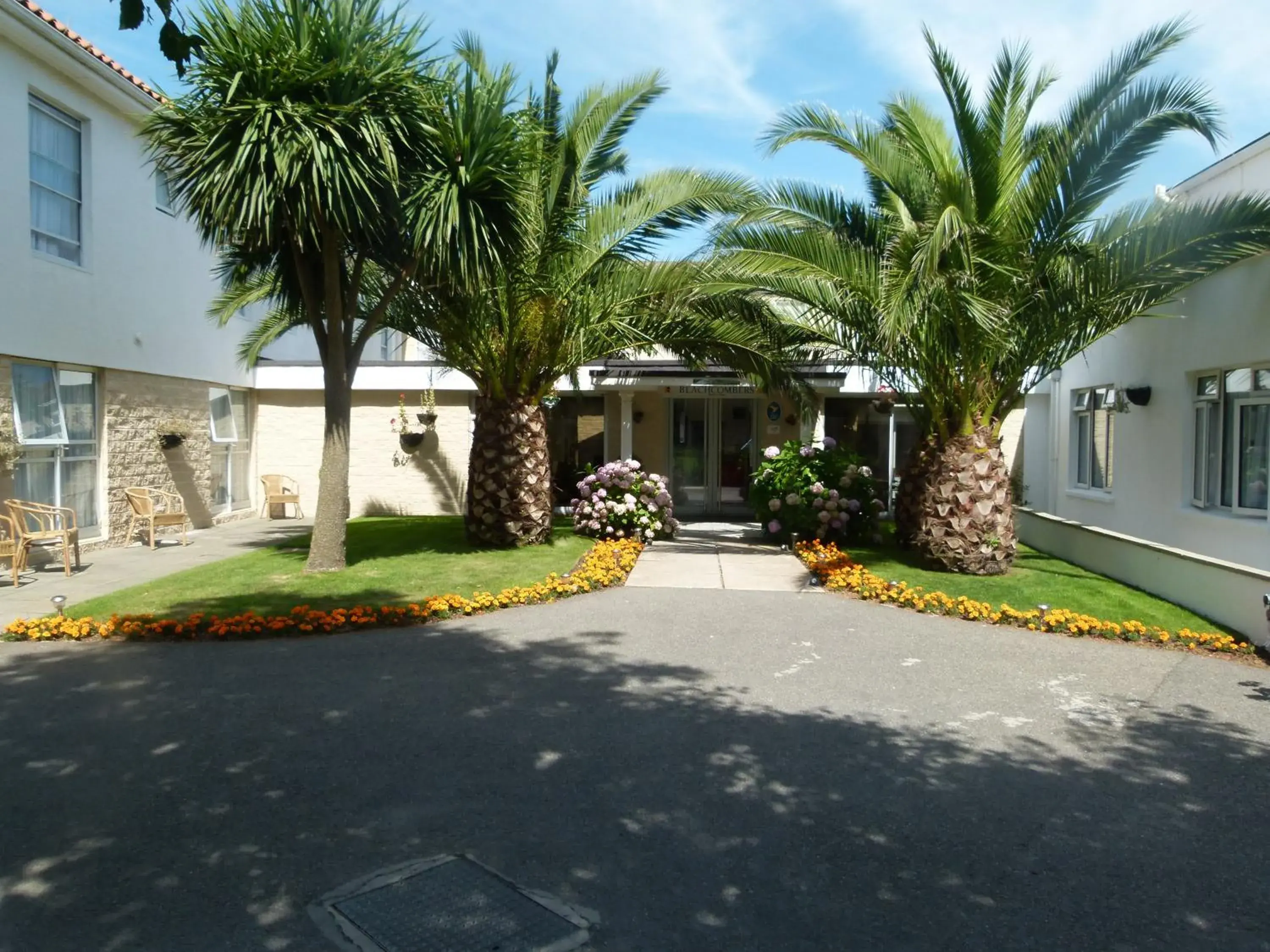 Facade/entrance in Beachcombers Hotel Facade/entrance in Beachcombers Hotel