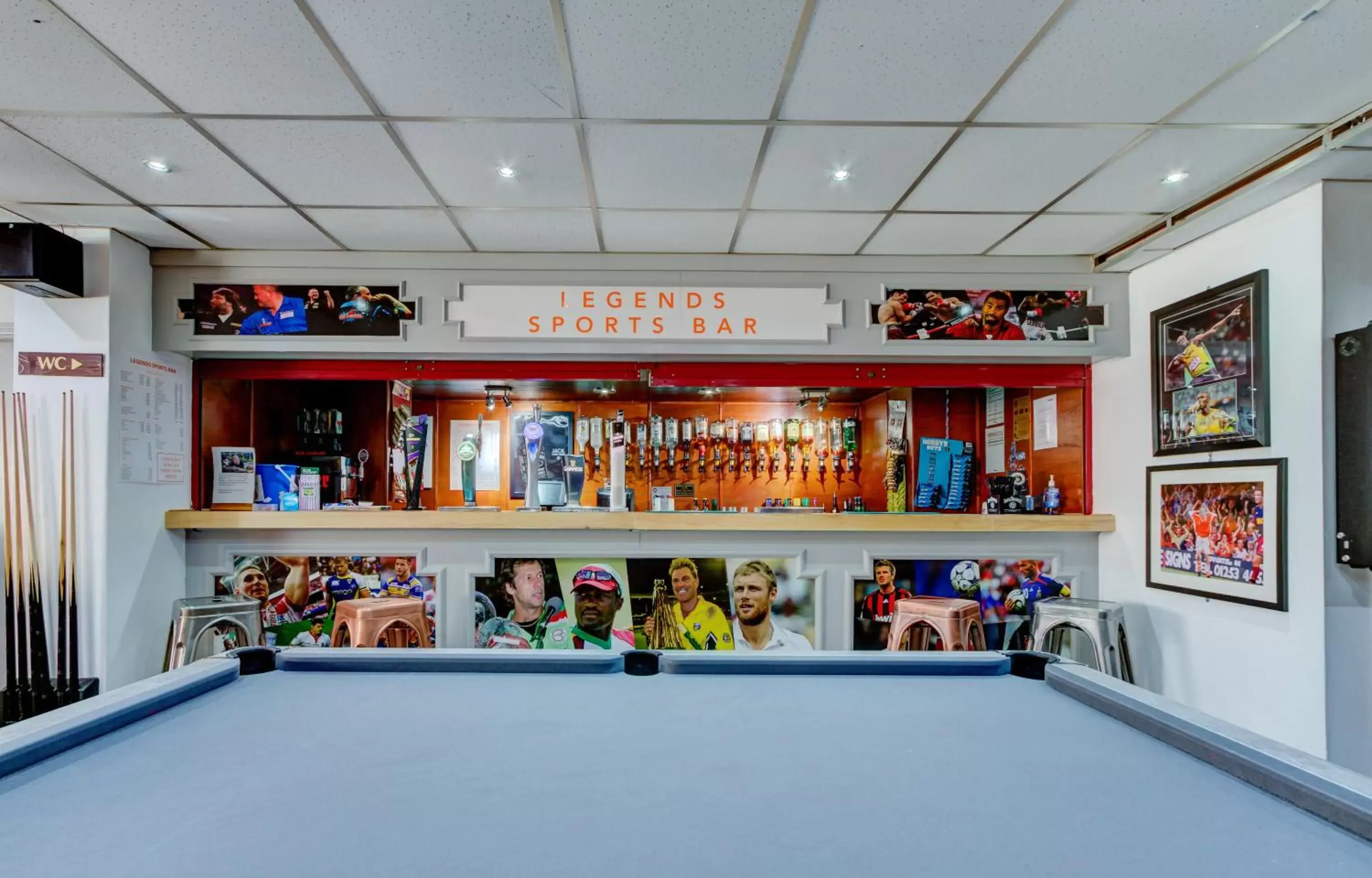 Lounge or bar, Billiards in The Sandringham Court Hotel & Sports Bar-Groups Welcome here-High Speed Wi-Fi