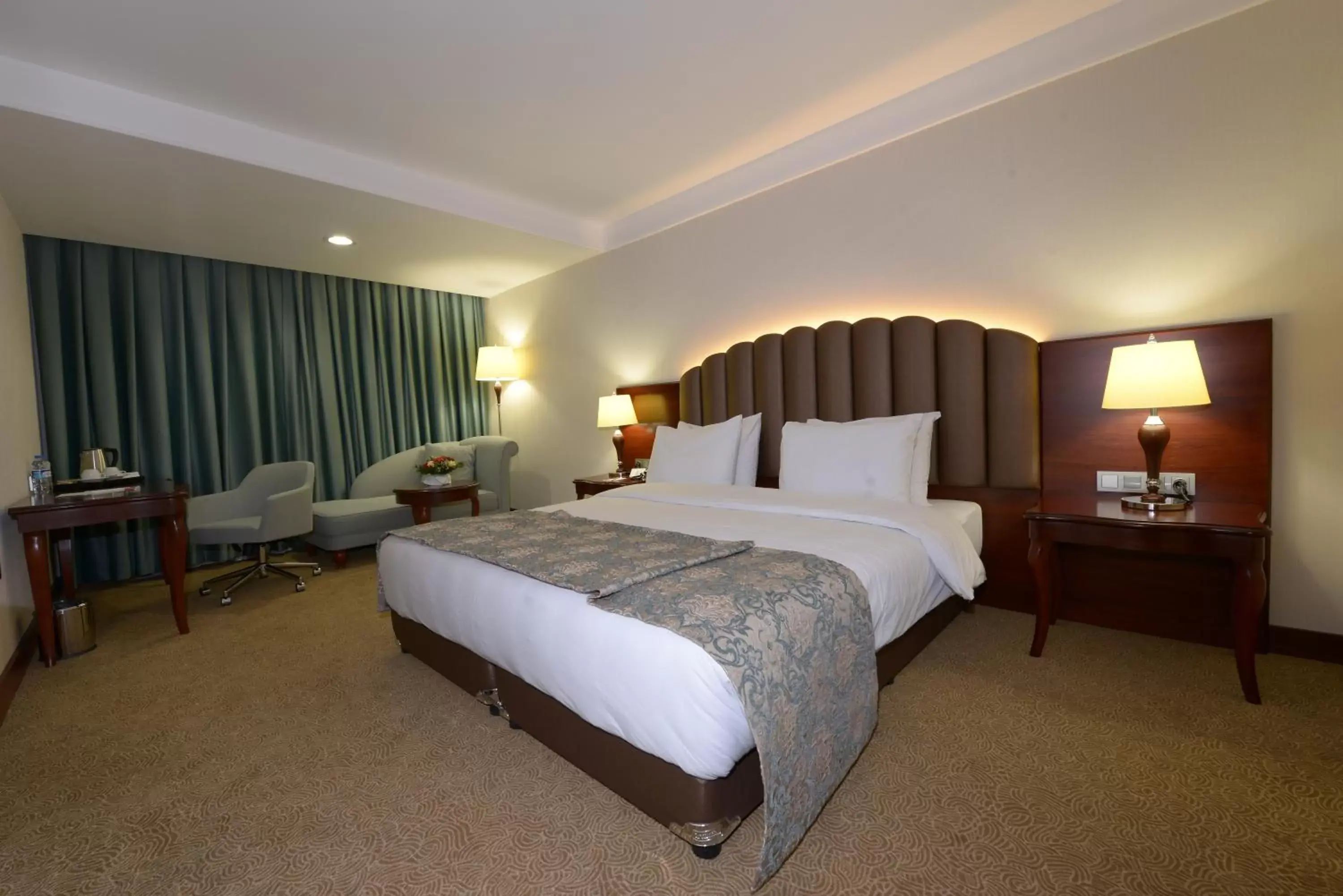Bedroom, Bed in Ramada Plaza Altin Kayisi Hotel