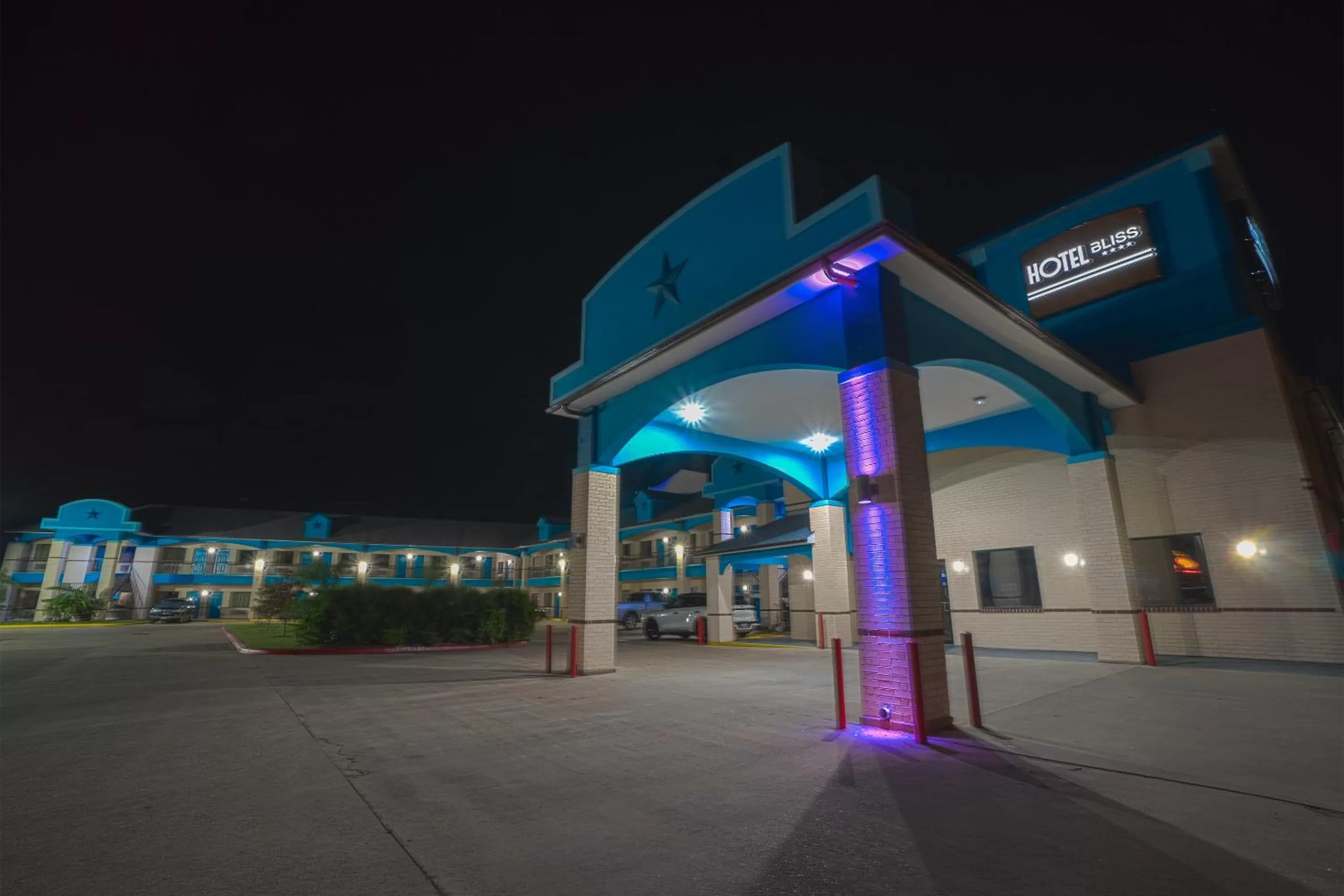 Property building in Hotel Bliss Kemah