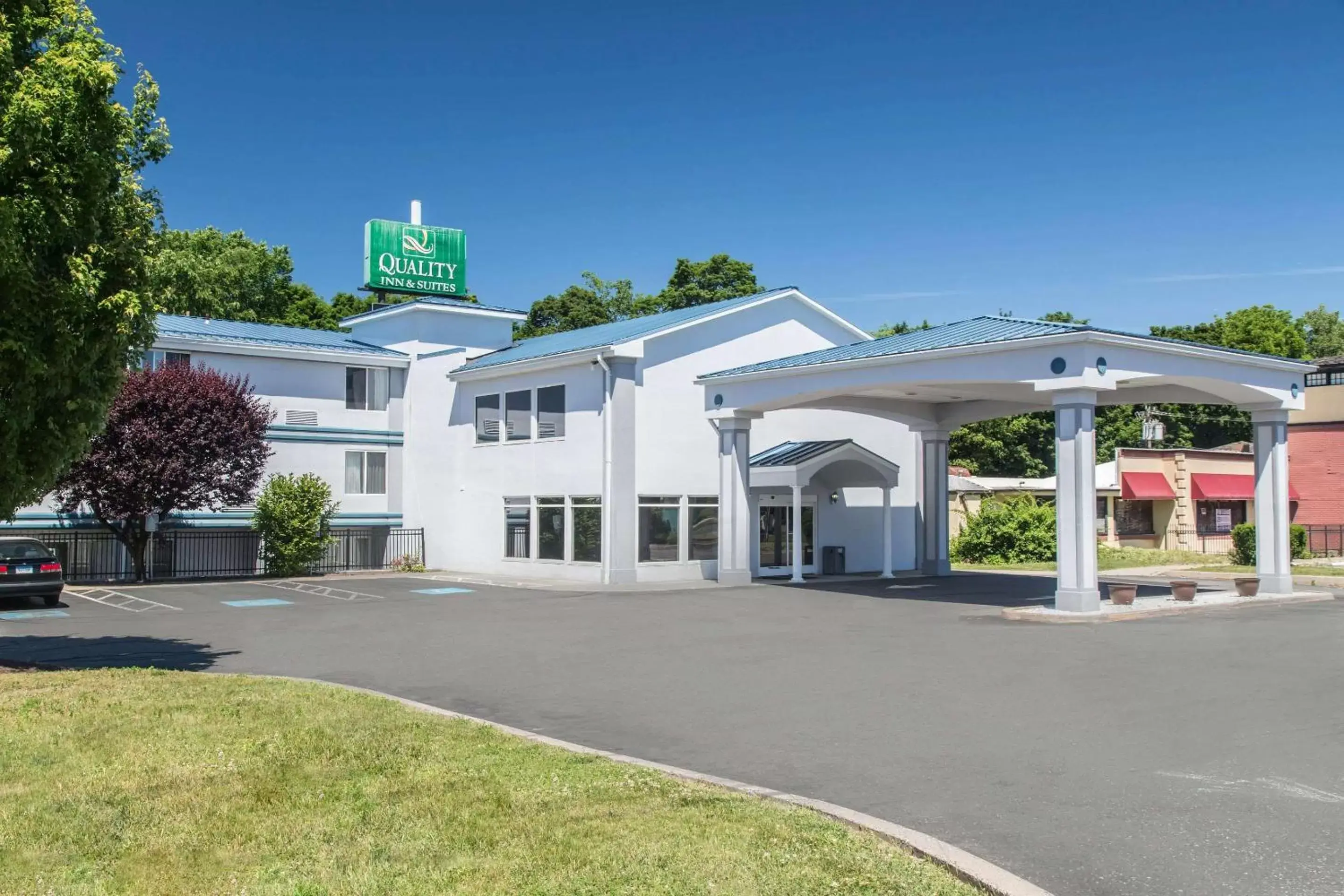 Property building in Quality Inn & Suites Danbury near University Property building in Quality Inn & Suites Danbury near University
