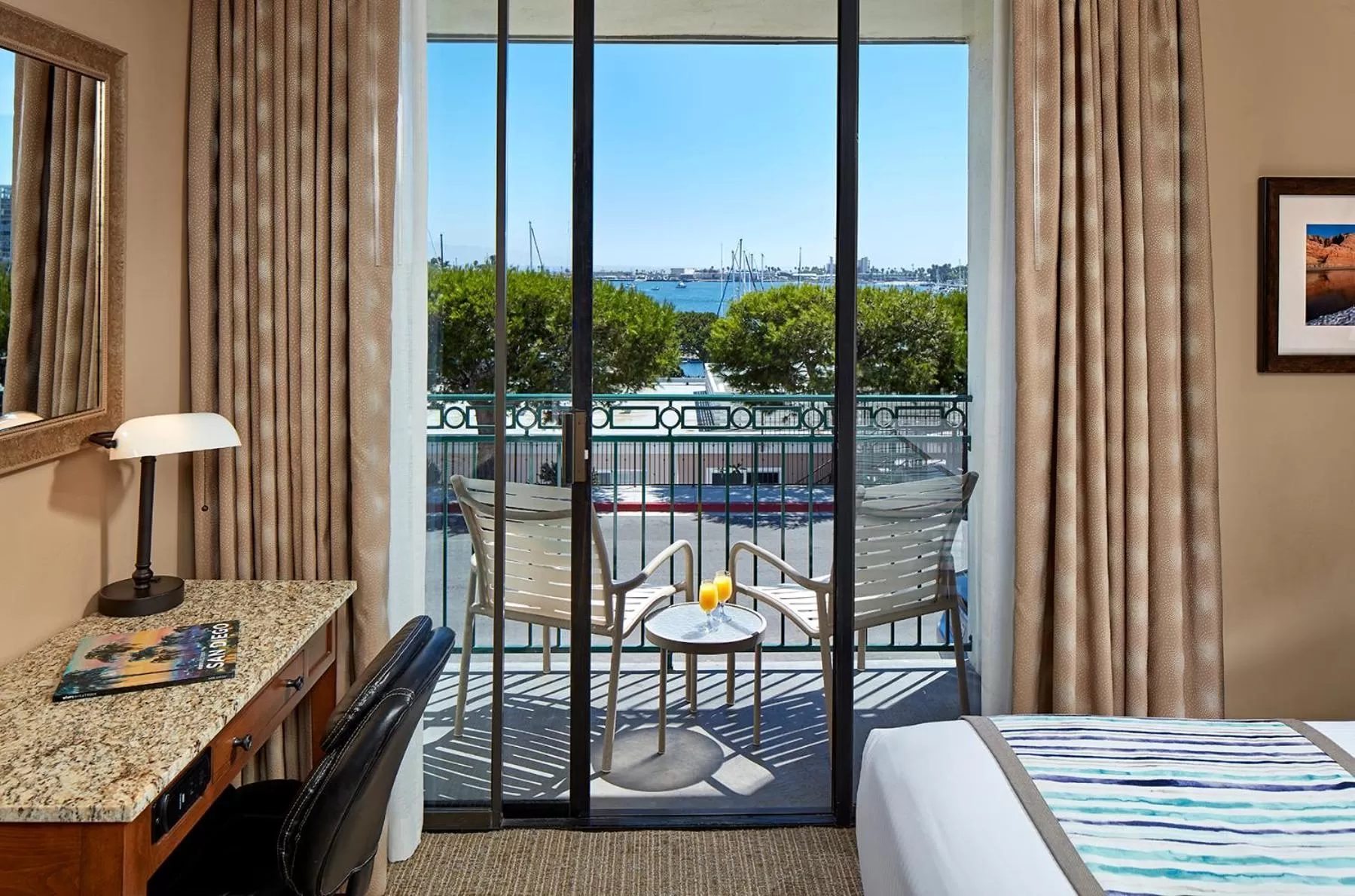 Sea view, Bed in Glorietta Bay Inn