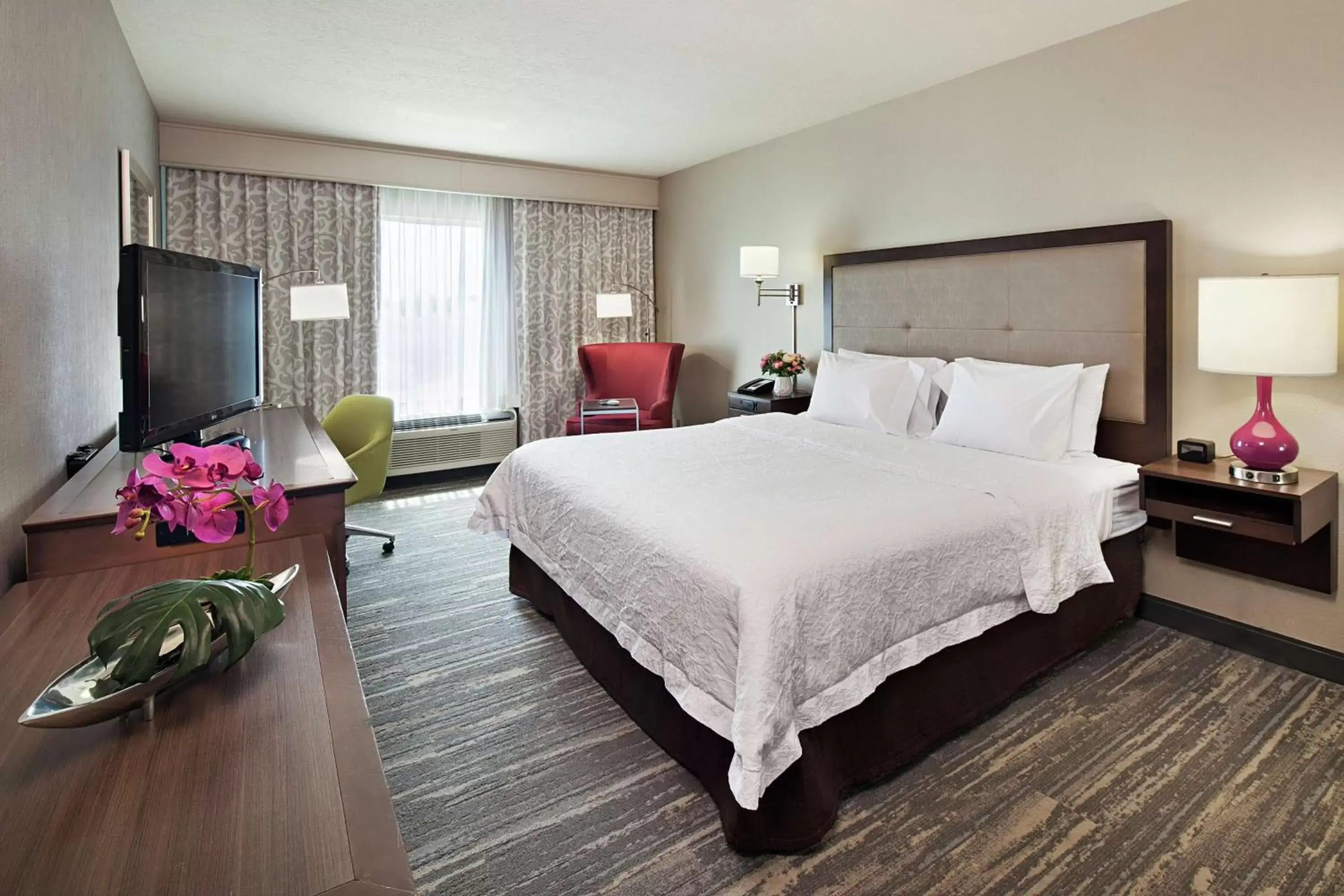 Bed in Hampton Inn & Suites Palm Desert