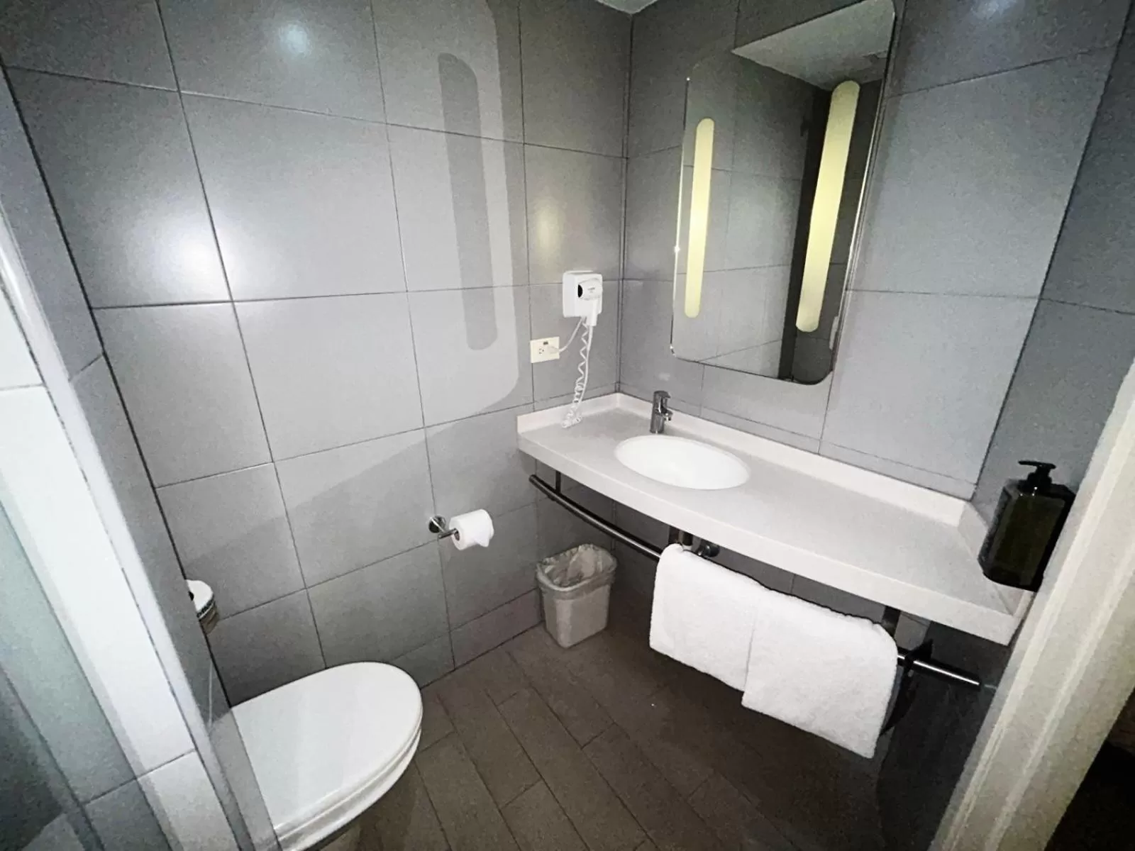 Bathroom in Ibis Mexico Perinorte