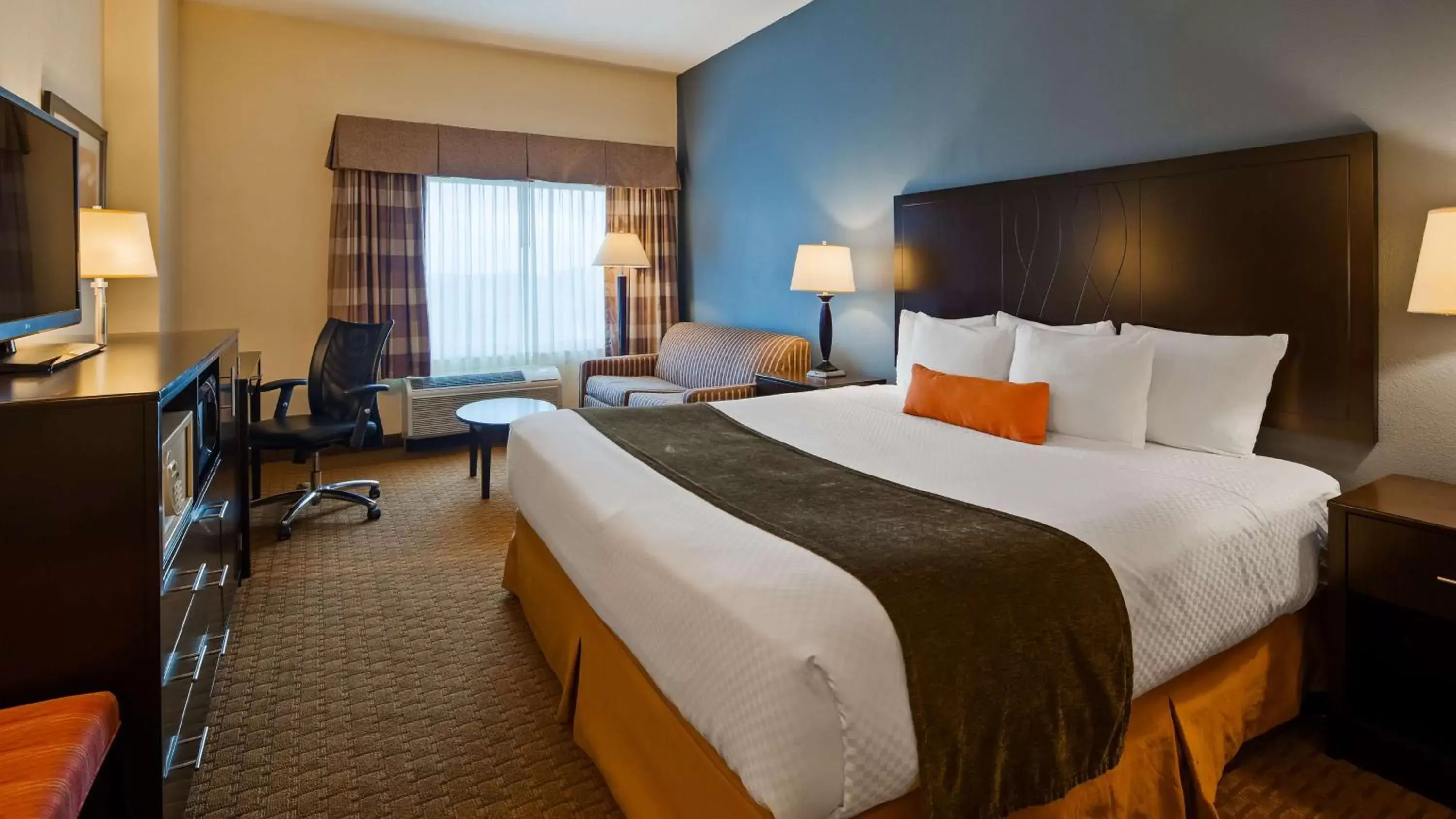 TV and multimedia, Bed in Best Western Plus Hotel & Conference Center