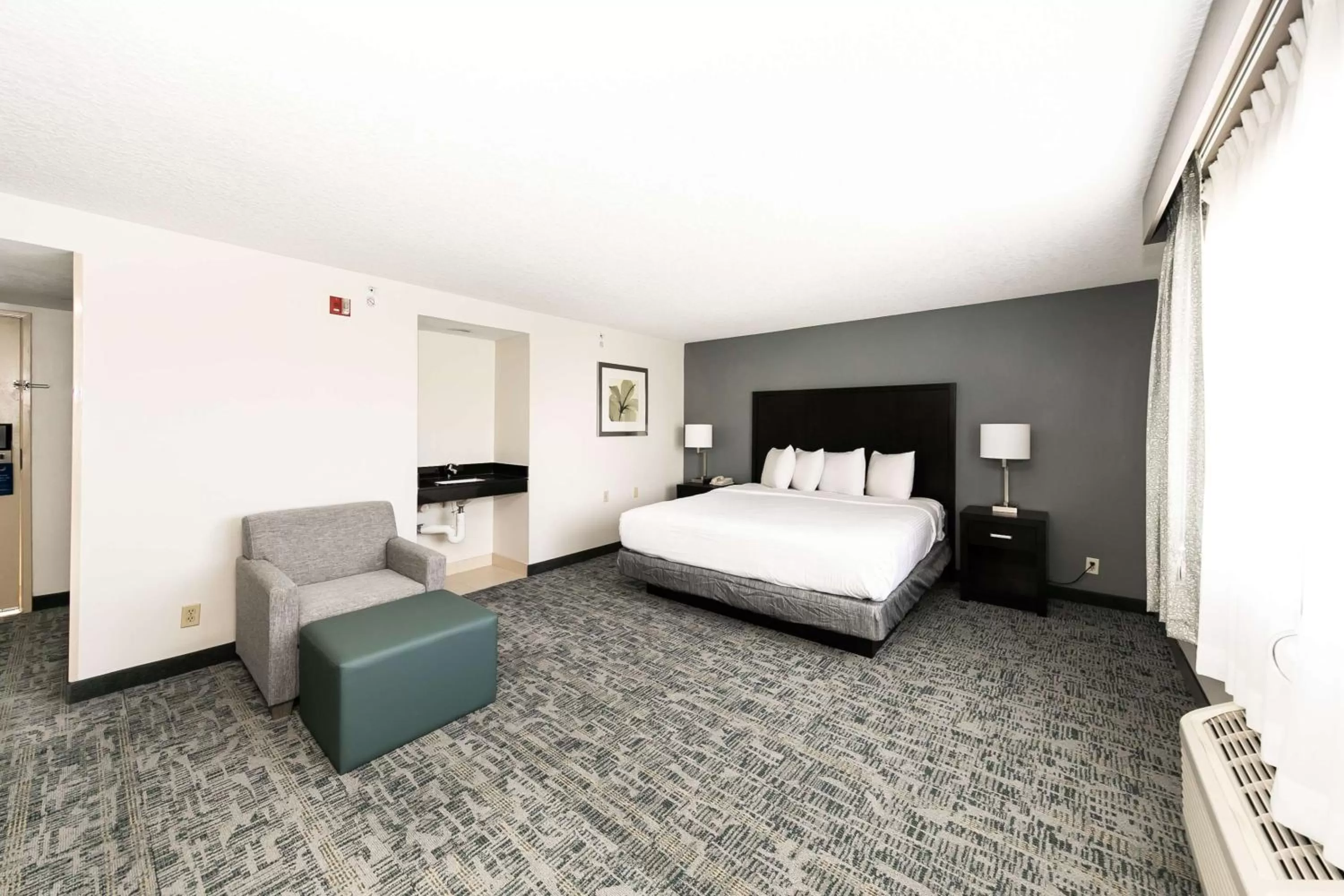 Bedroom in Best Western Inn & Suites San Diego Zoo -SeaWorld Area