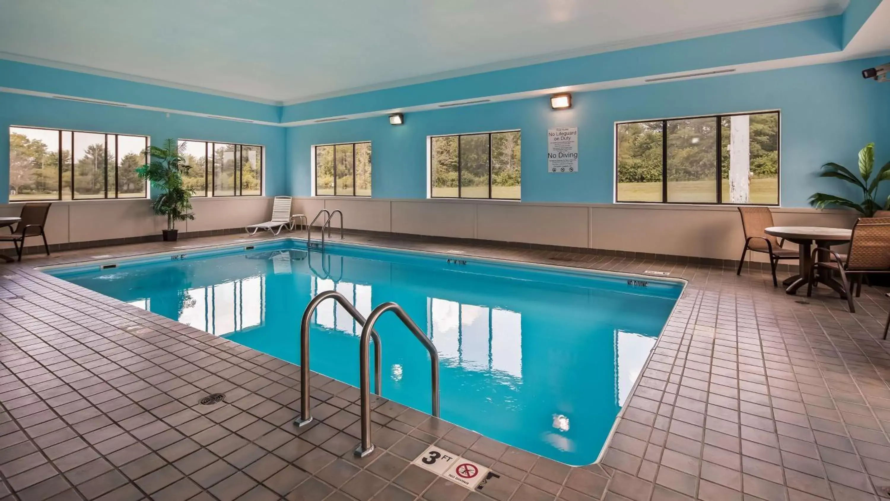 Swimming Pool in Best Western University Inn