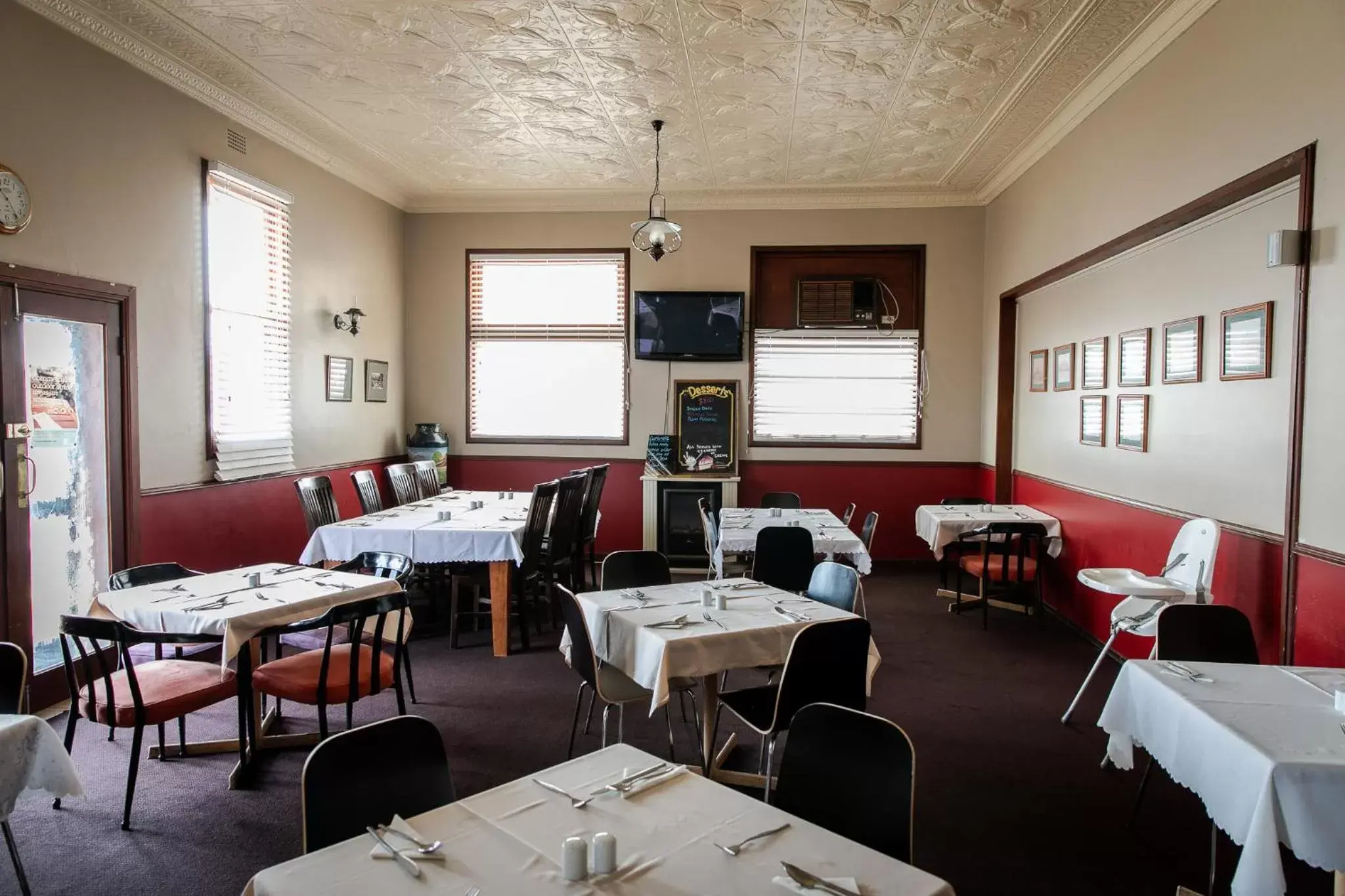 Restaurant/Places to Eat in Bank Hotel Dungog