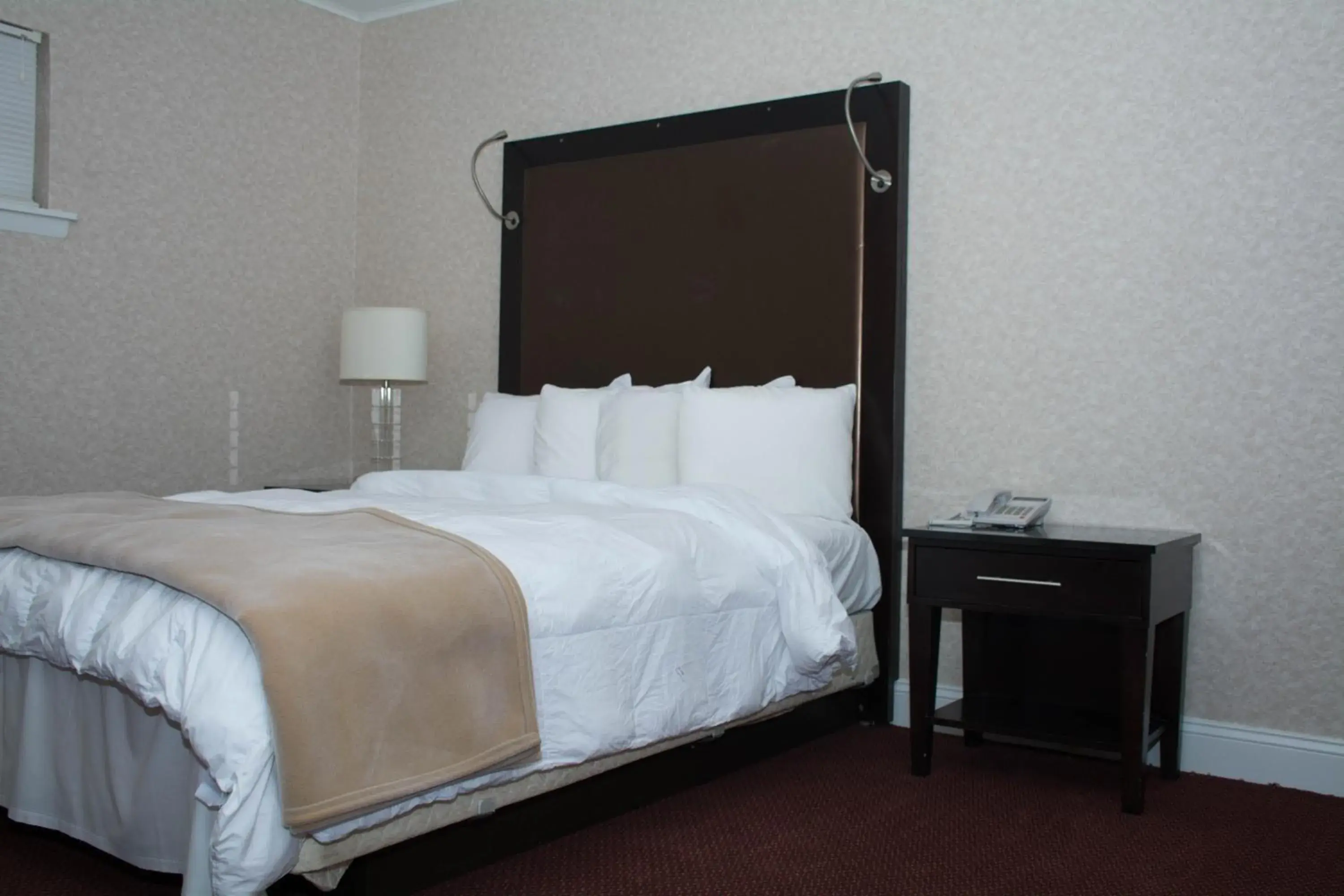 Bed in Atlantic Inn and Suites - Wall Township