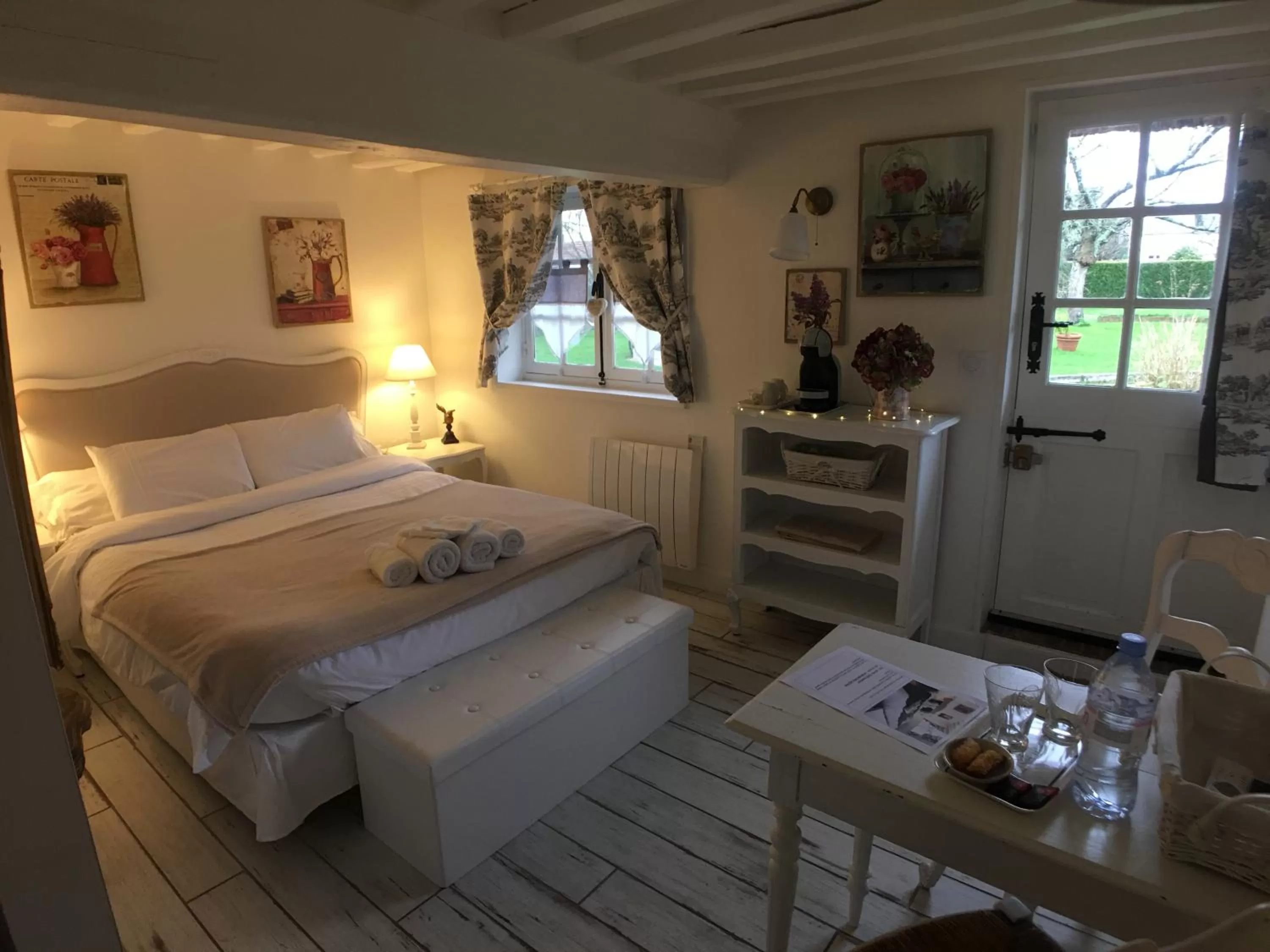 Bed in La Romance et la Romanesque