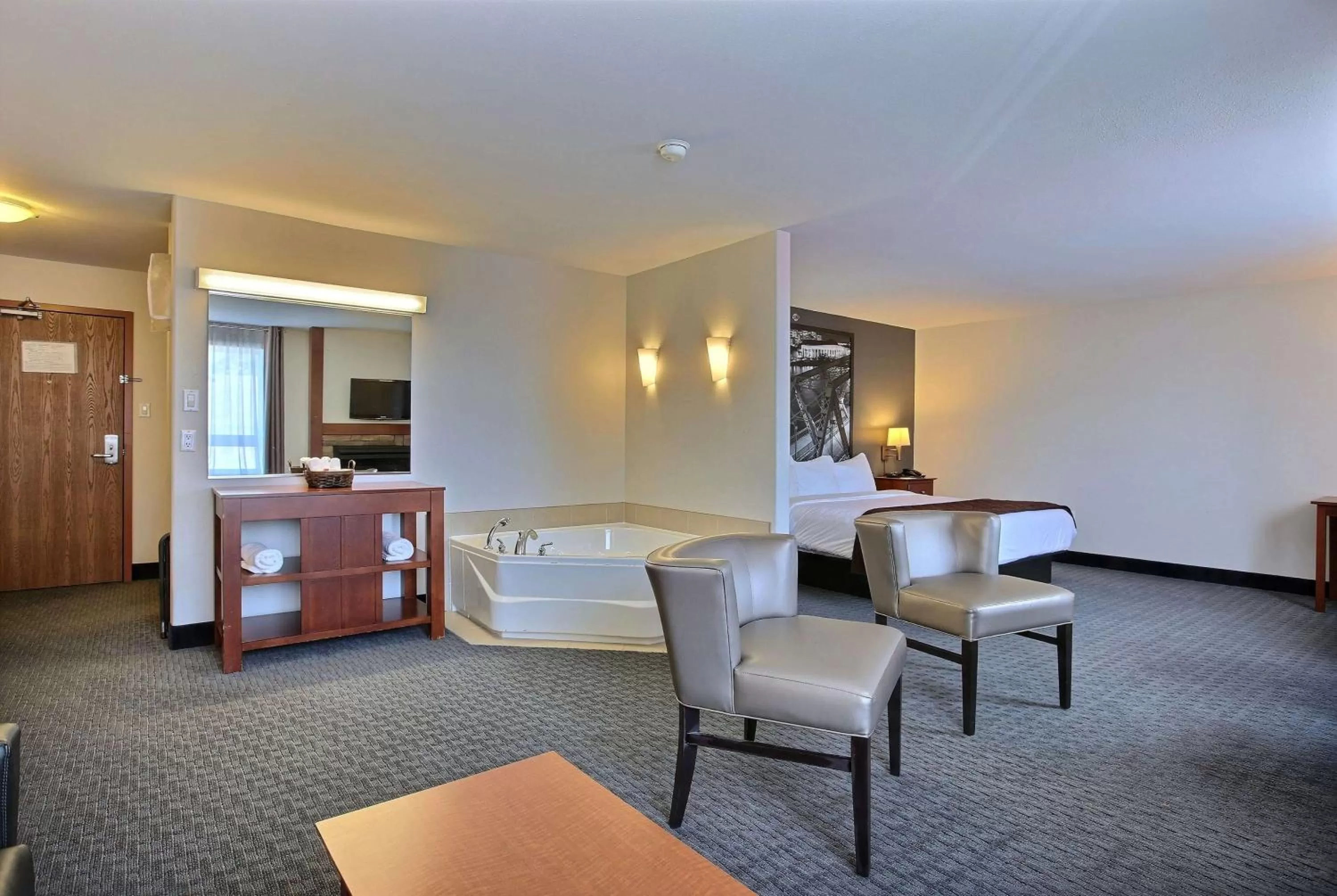 Photo of the whole room in Super 8 by Wyndham Trois-Rivieres