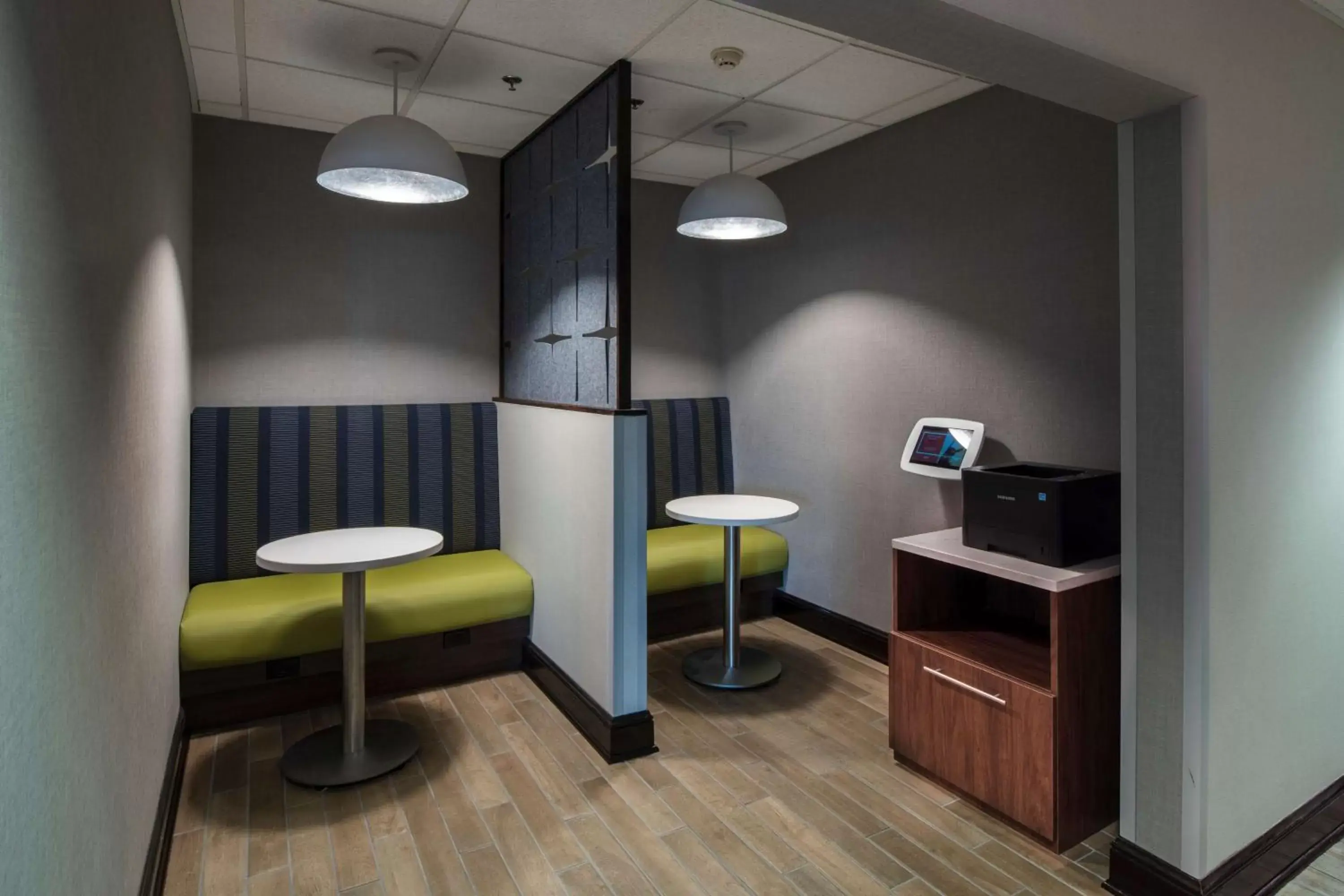 Business facilities, Seating Area in Hampton Inn & Suites Lincolnshire