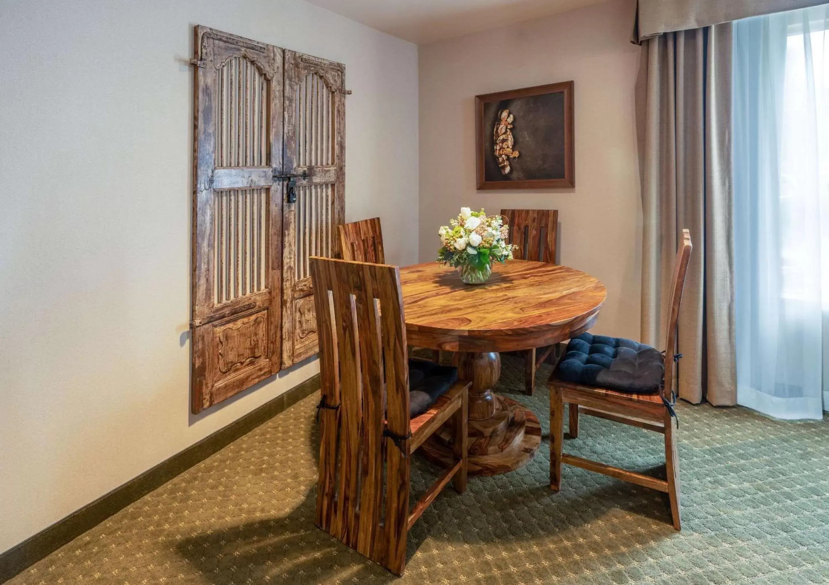 Photo of the whole room, Dining Area in Gold Miners Inn, Ascend Hotel Collection