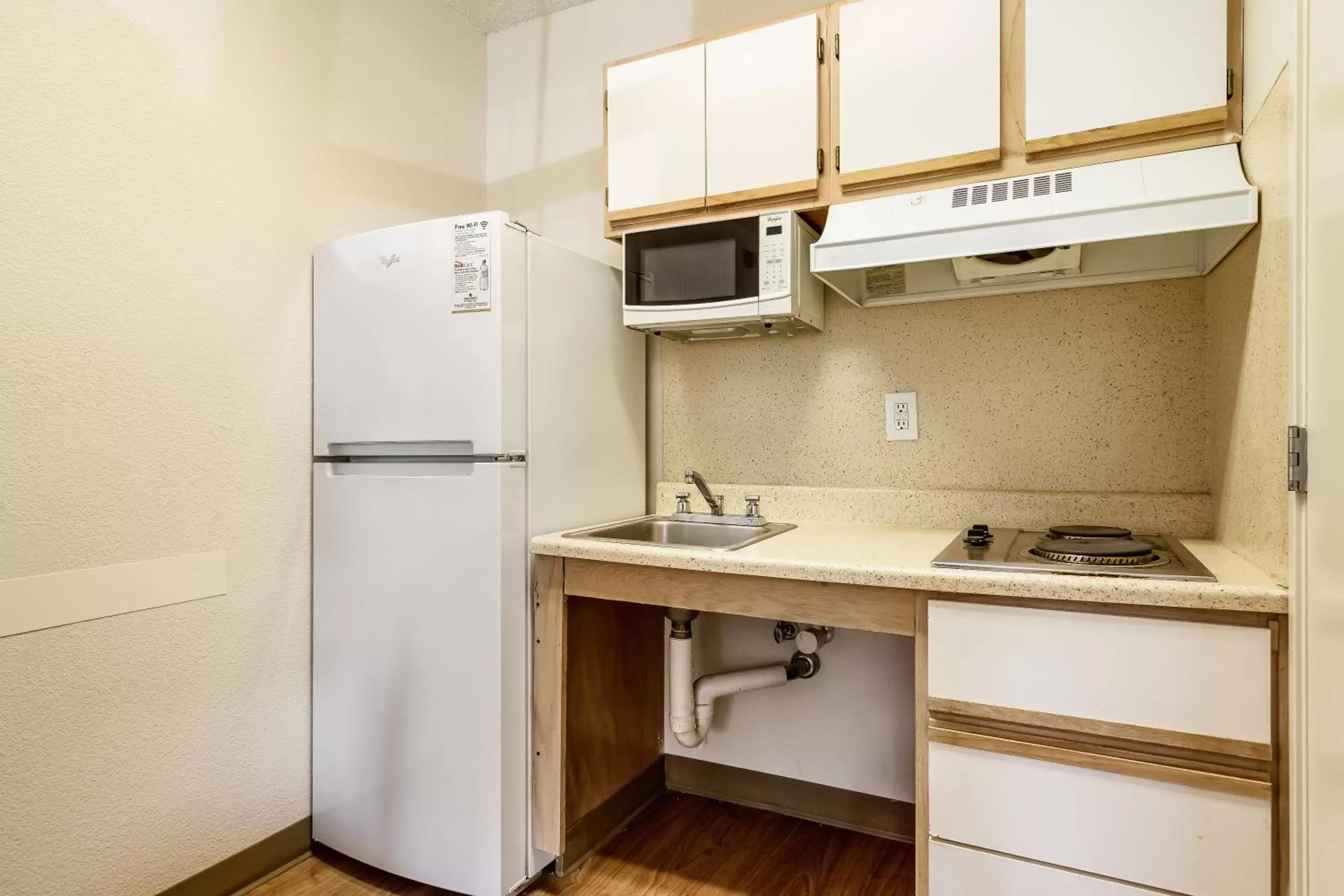 Photo of the whole room, Kitchen/Kitchenette in HomeTowne Studios by Red Roof Salt Lake City - Mid Valley