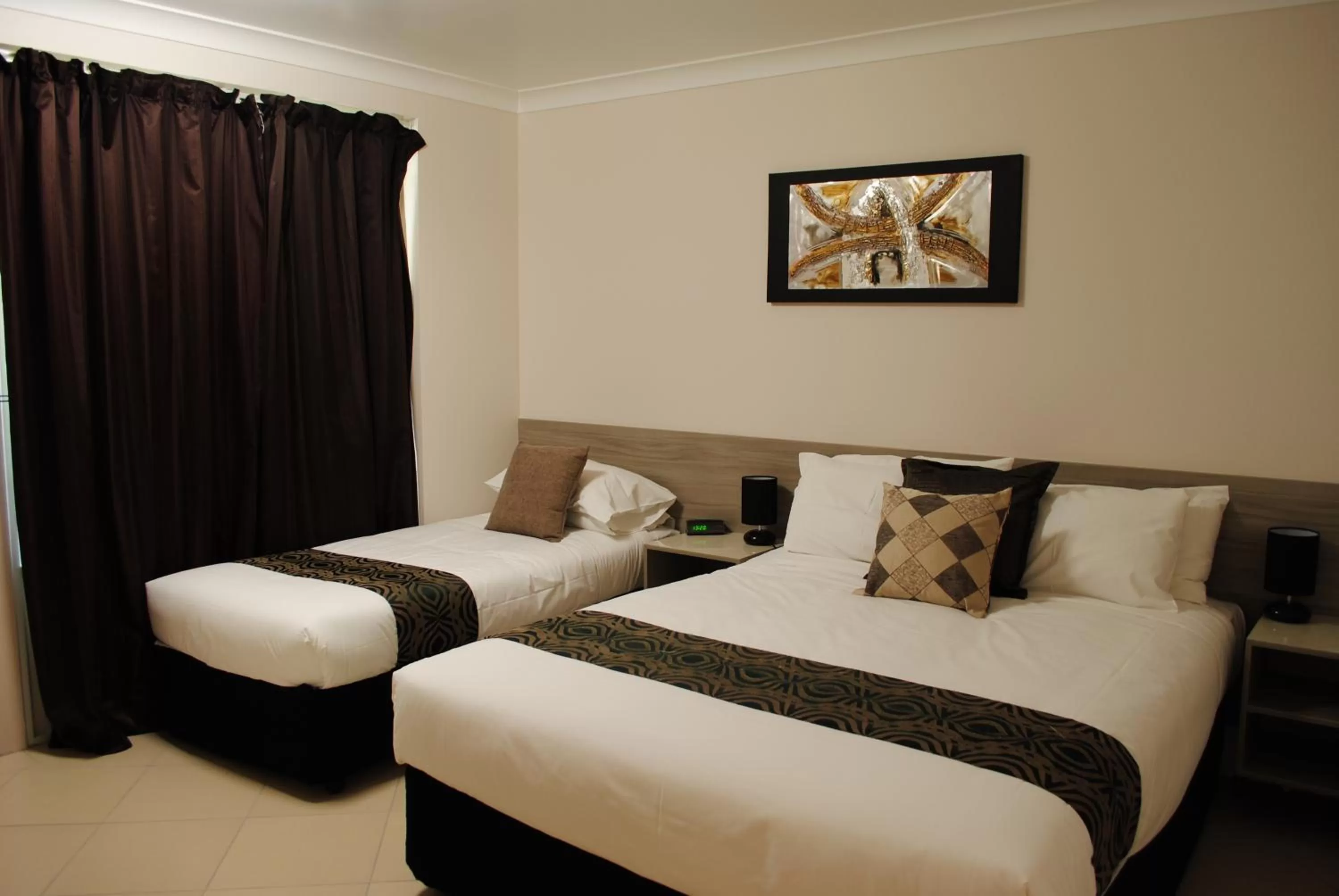 Bed in David Motor Inn