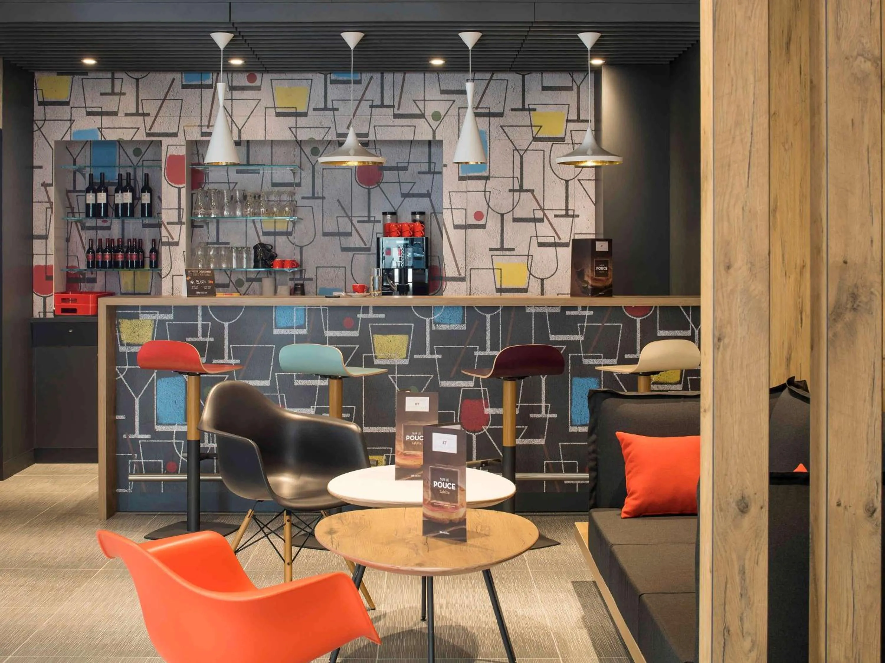 Lounge or bar in ibis Saint Germain en Laye Centre
