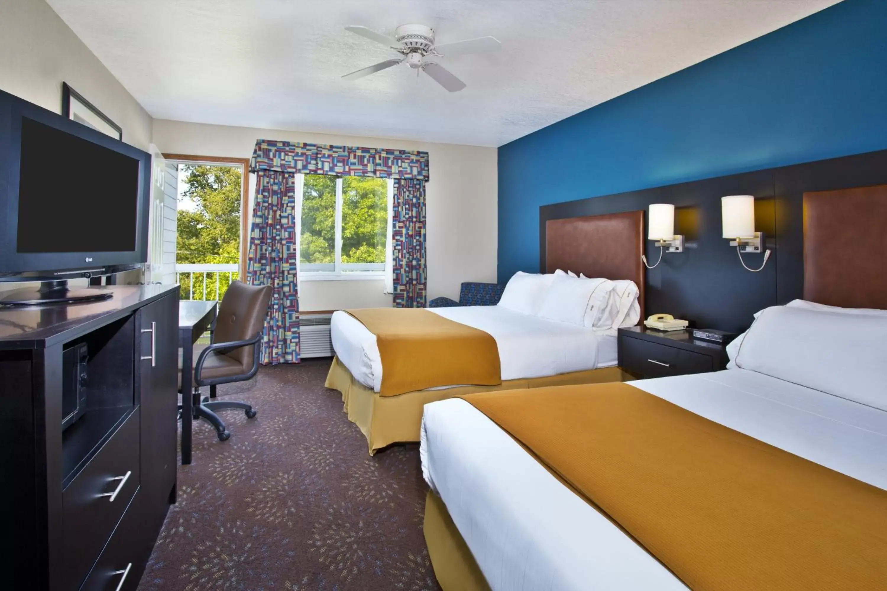 Photo of the whole room, TV/Entertainment Center in Holiday Inn Express Mackinaw City, an IHG Hotel