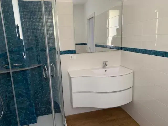 Shower, Bathroom in Le Stanze del Brigante