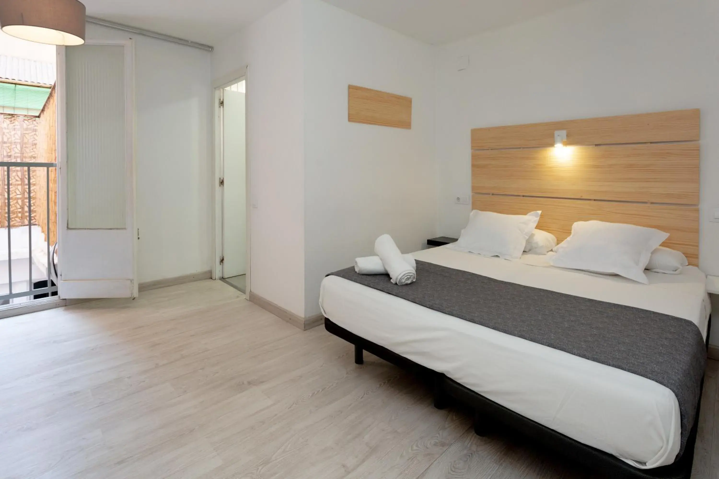 Photo of the whole room, Bed in Easy Sants by Bossh!