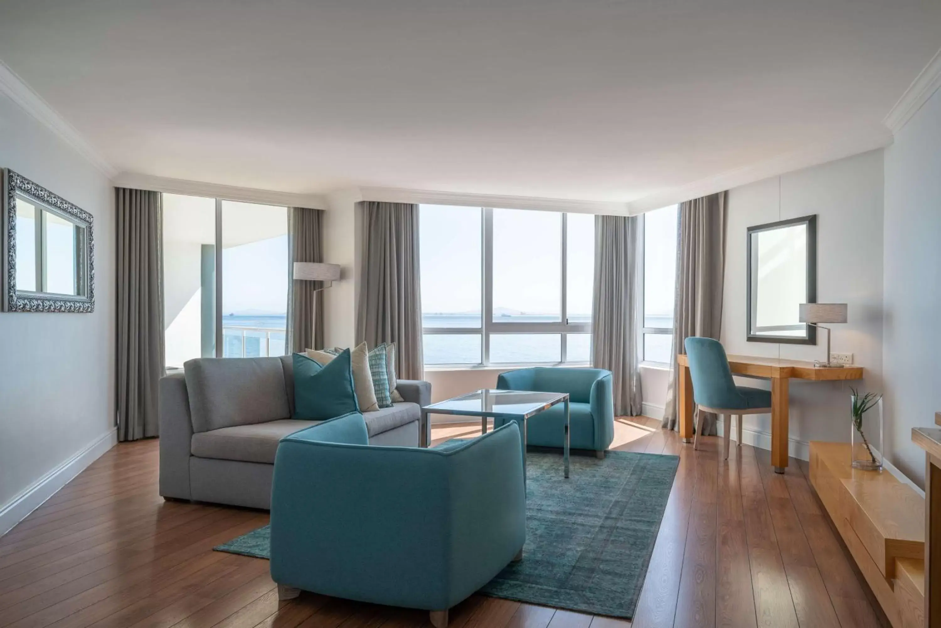 Balcony/Terrace, Seating Area in Radisson Blu Hotel Waterfront, Cape Town