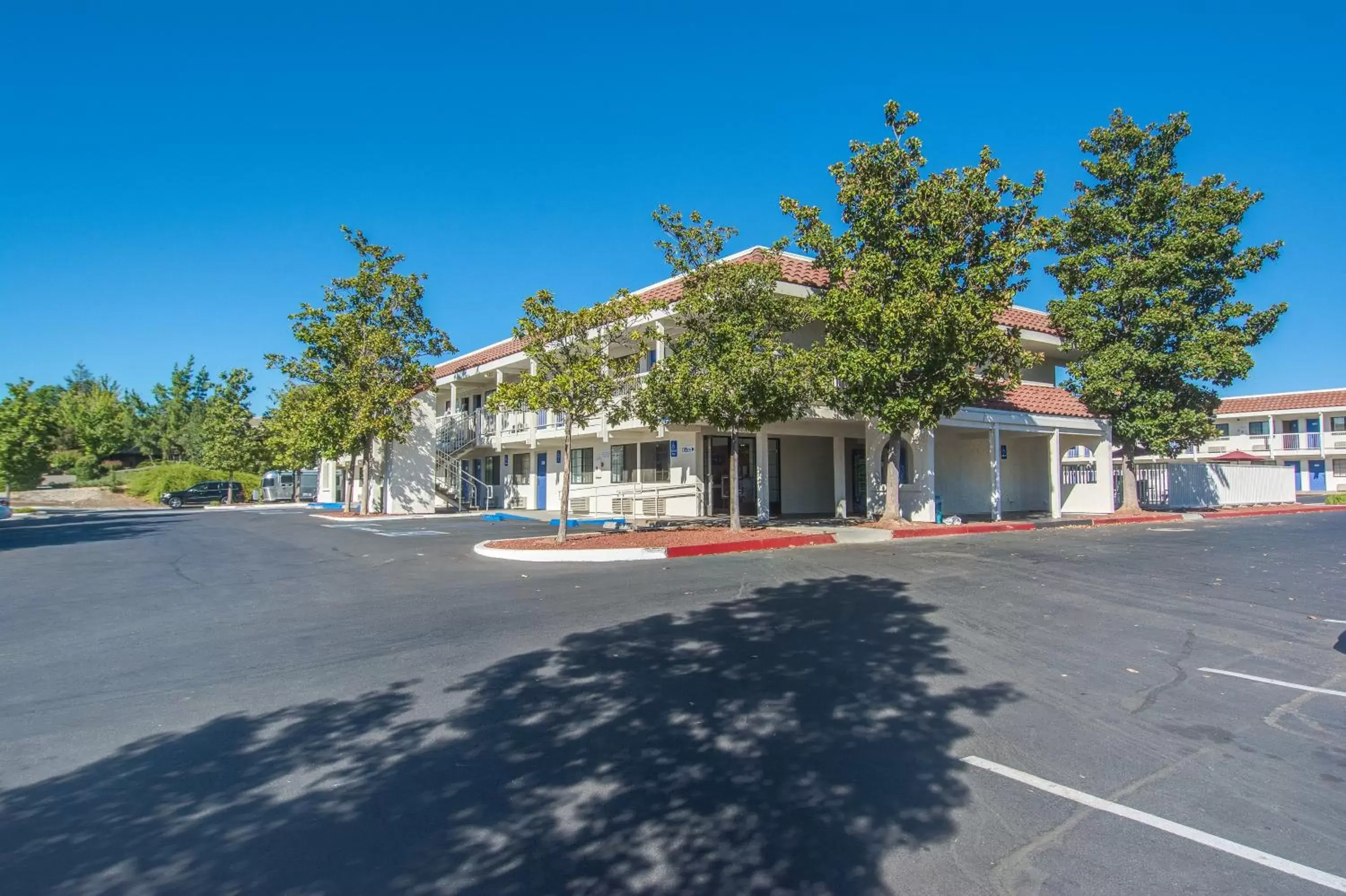 Facade/entrance, Property Building in Motel 6-Redding, CA - South
