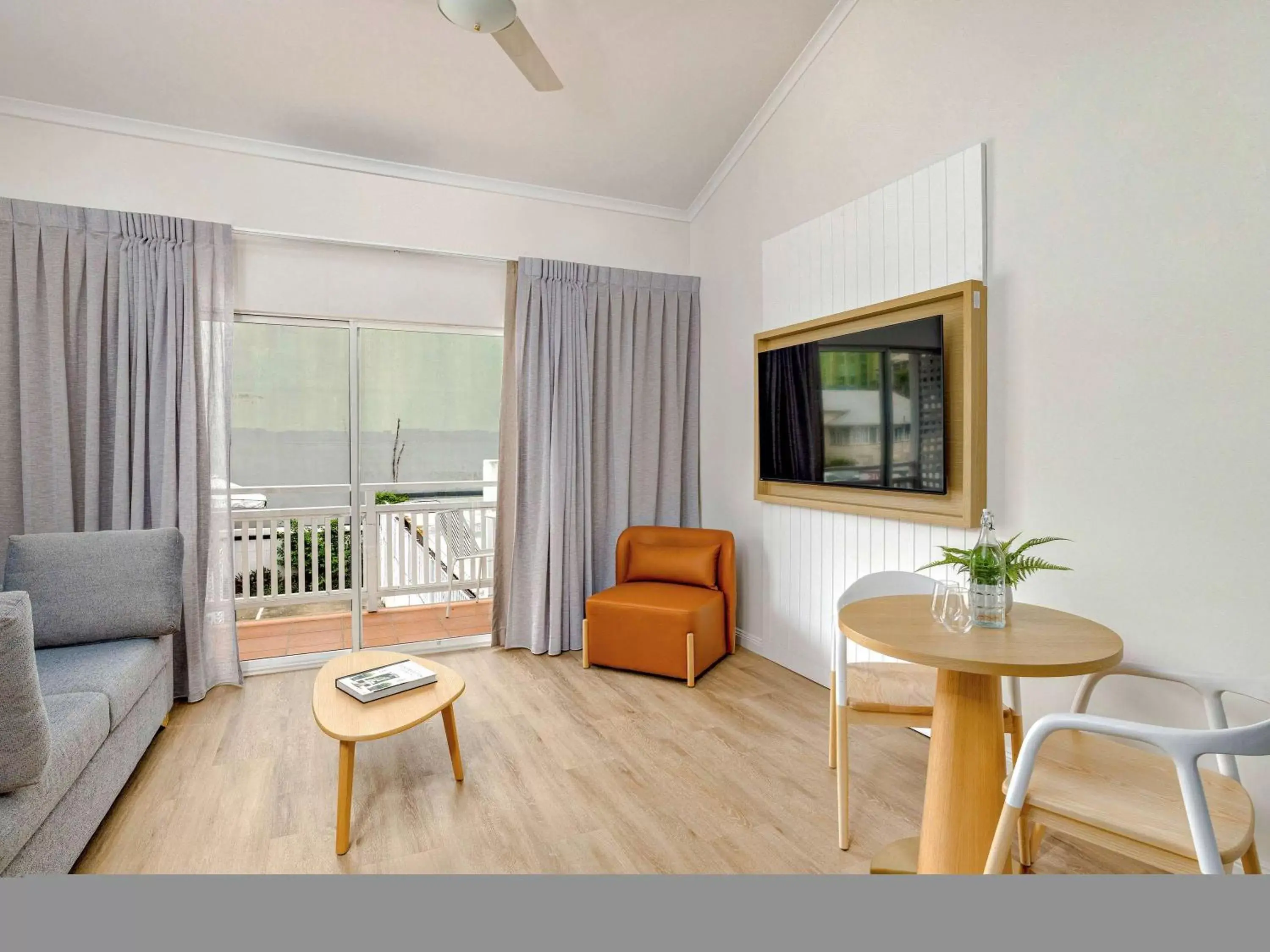 Bedroom, Seating Area in Mercure Cairns