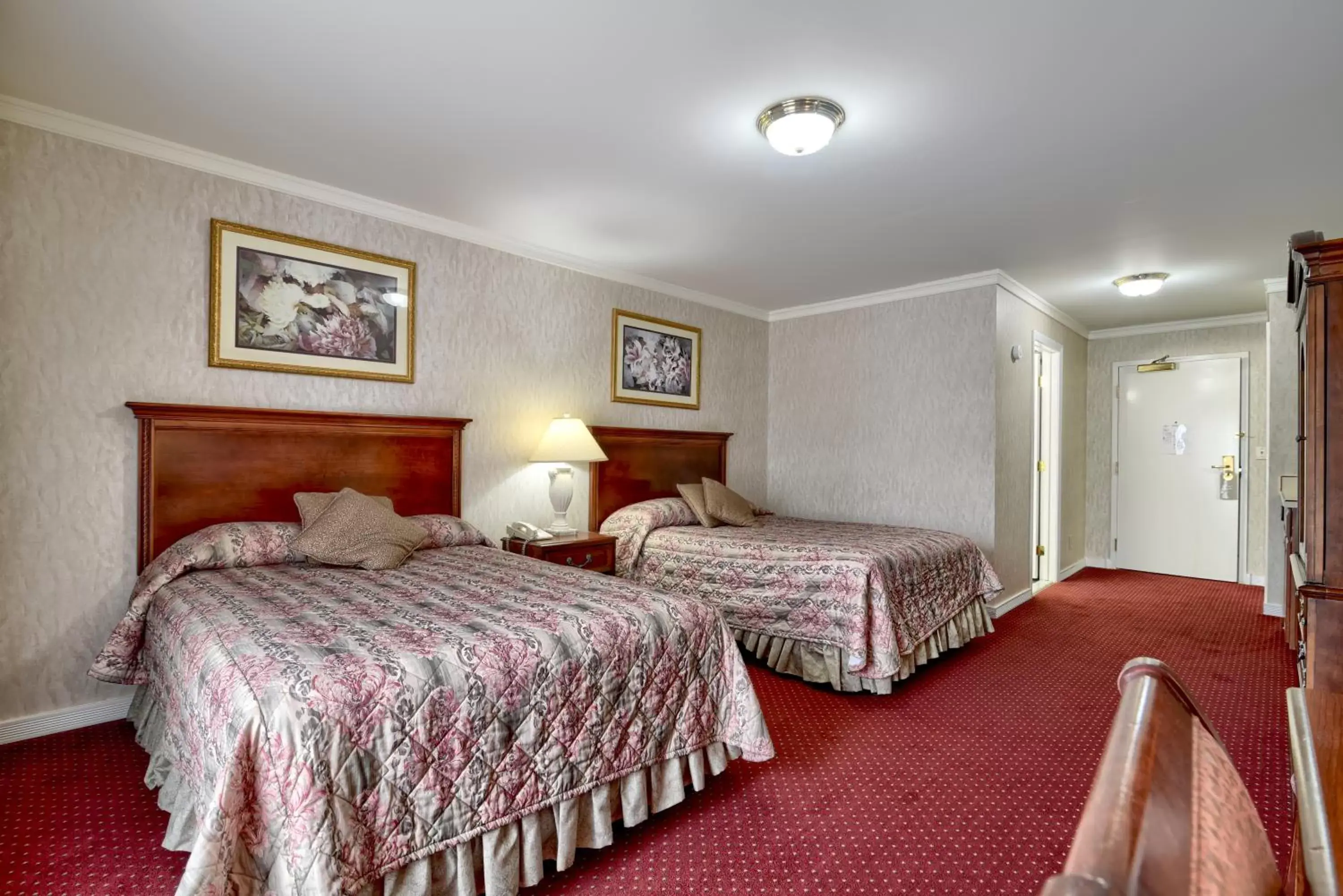 Bed in Roosevelt Inn & Suites Saratoga Springs