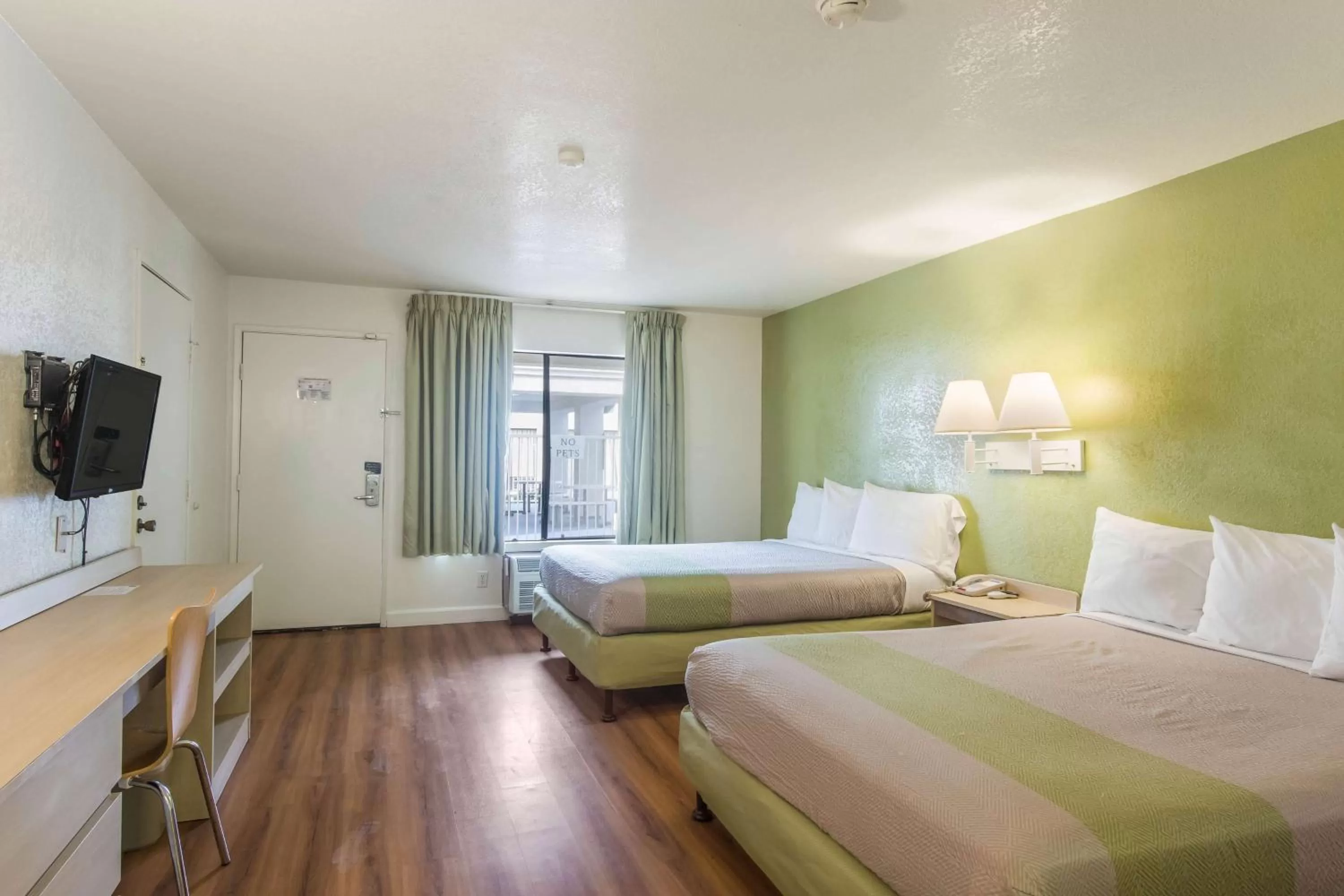 Bedroom, Bed in Motel 6 Hemet