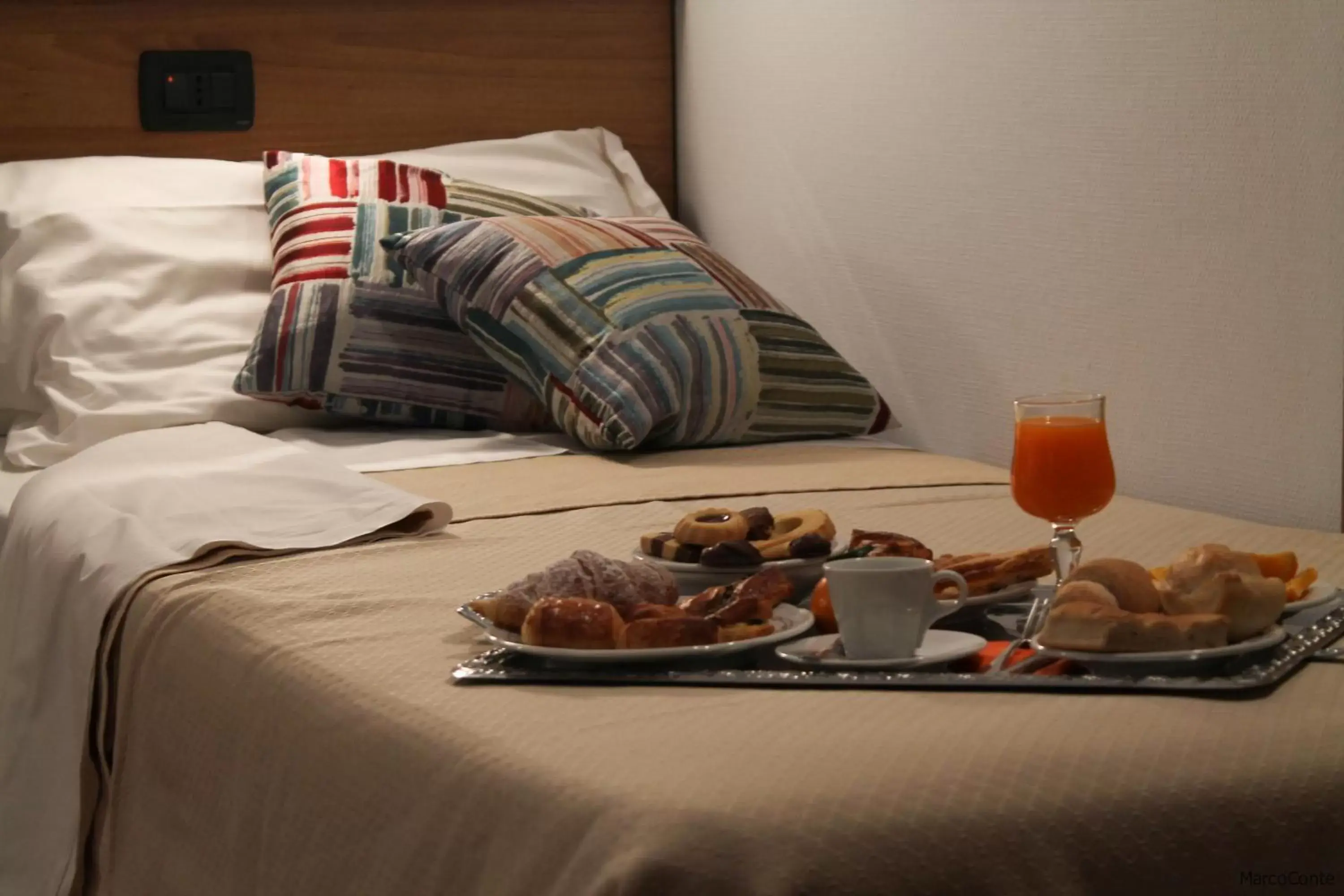 Bedroom, Bed in Hotel Lux