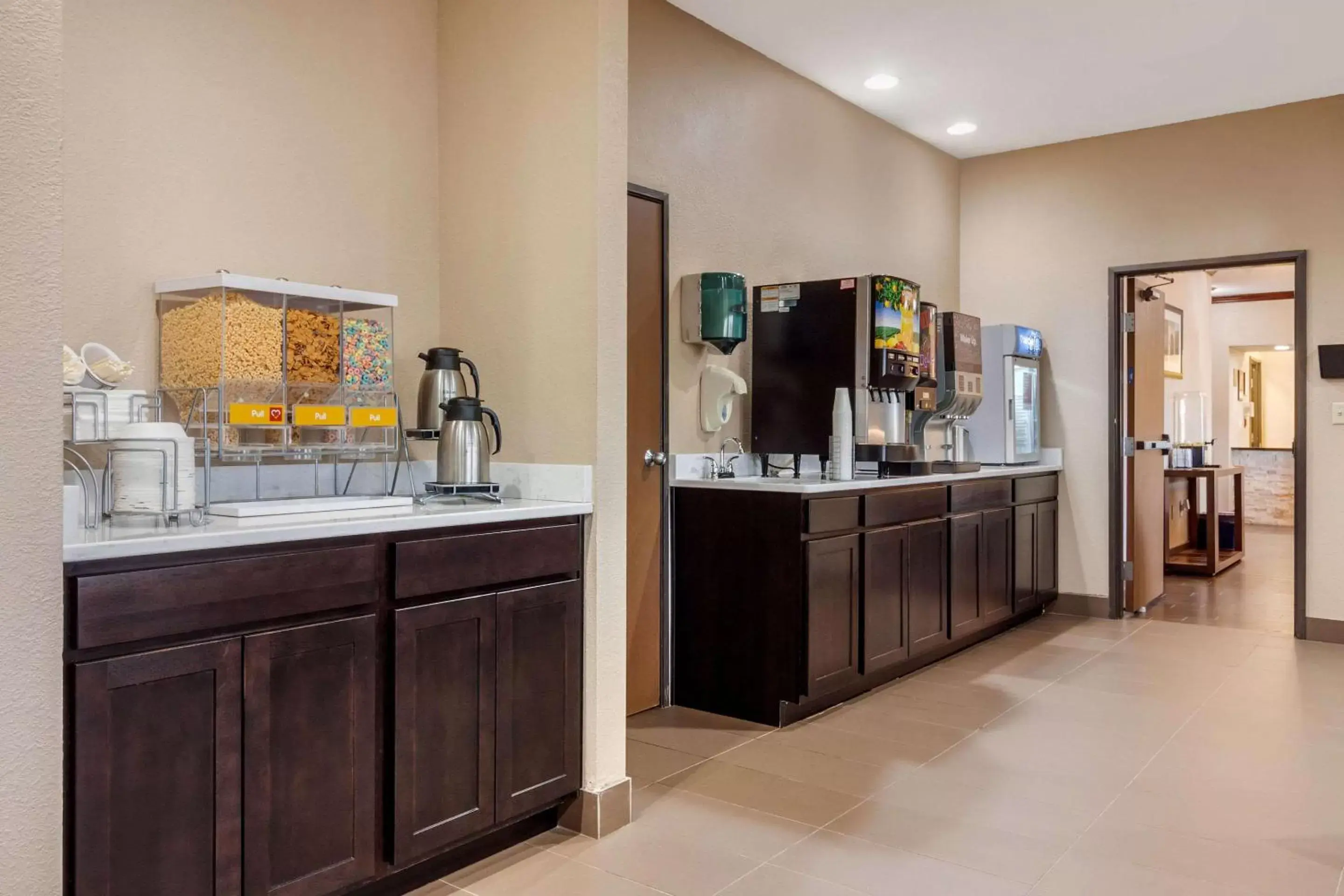 Restaurant/places to eat, Kitchen/Kitchenette in Comfort Suites Omaha East-Council Bluffs