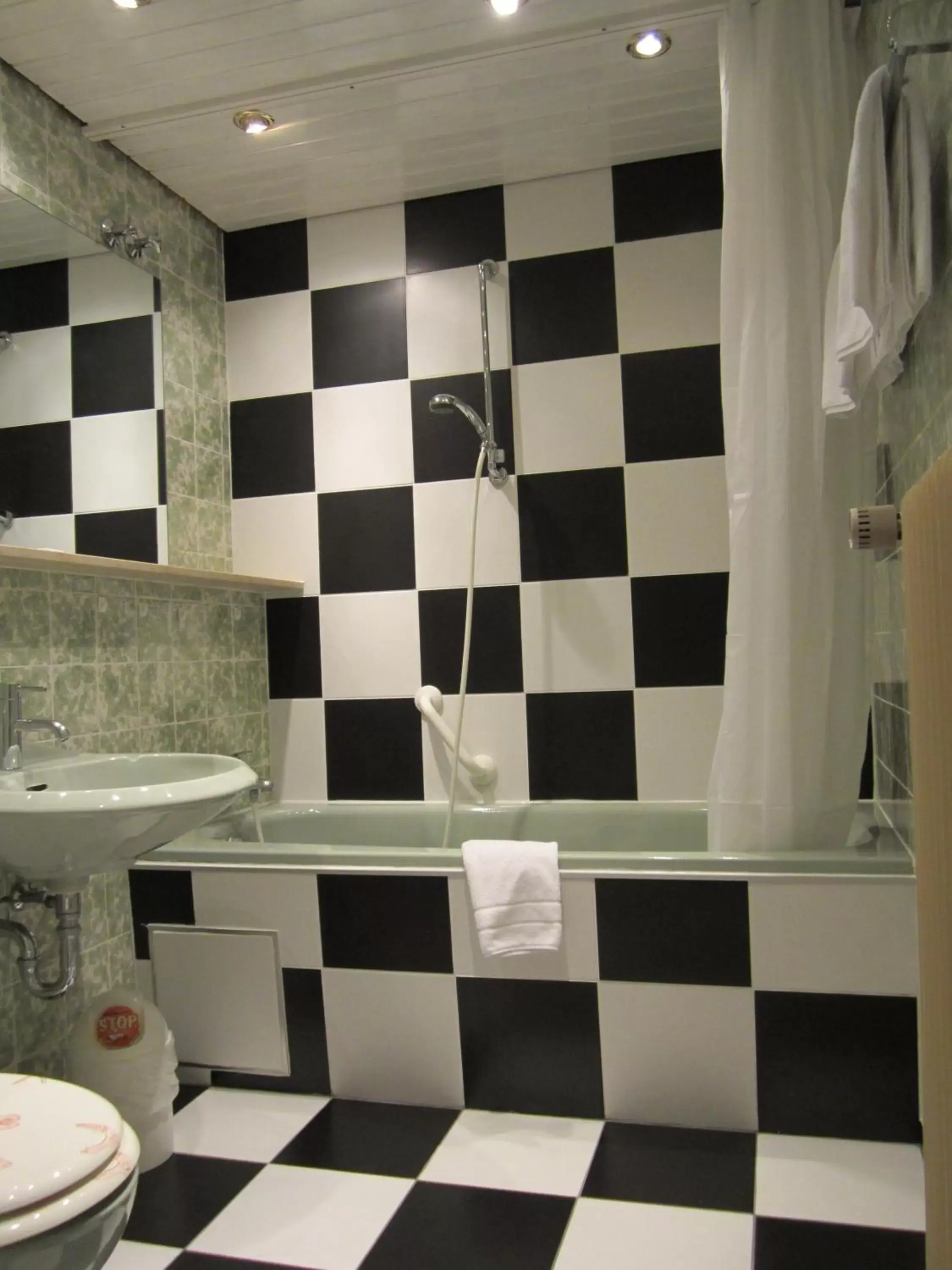 Bathroom in Hotel Deutschmeister