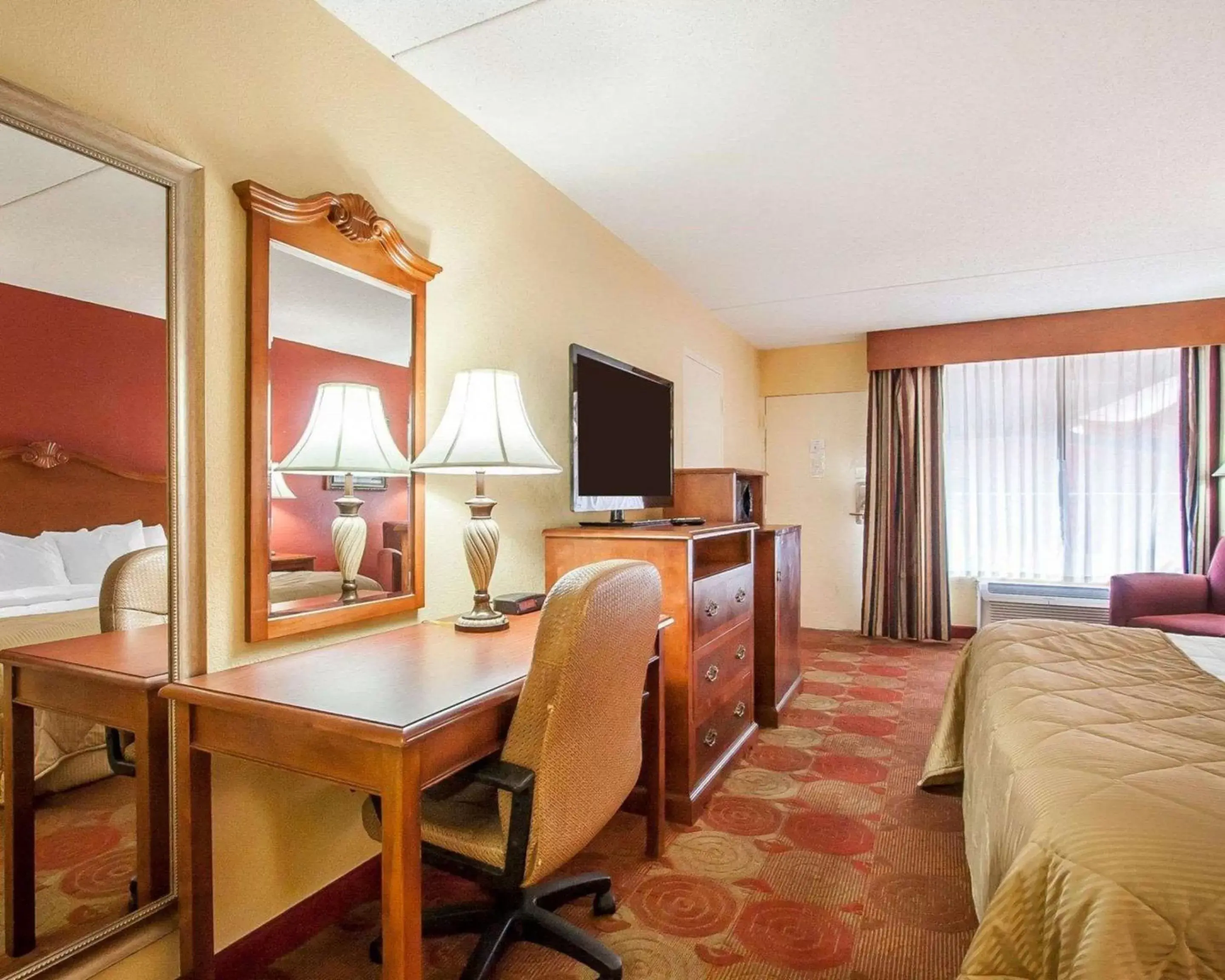 Photo of the whole room, TV/Entertainment Center in Clarion Inn & Suites University Center