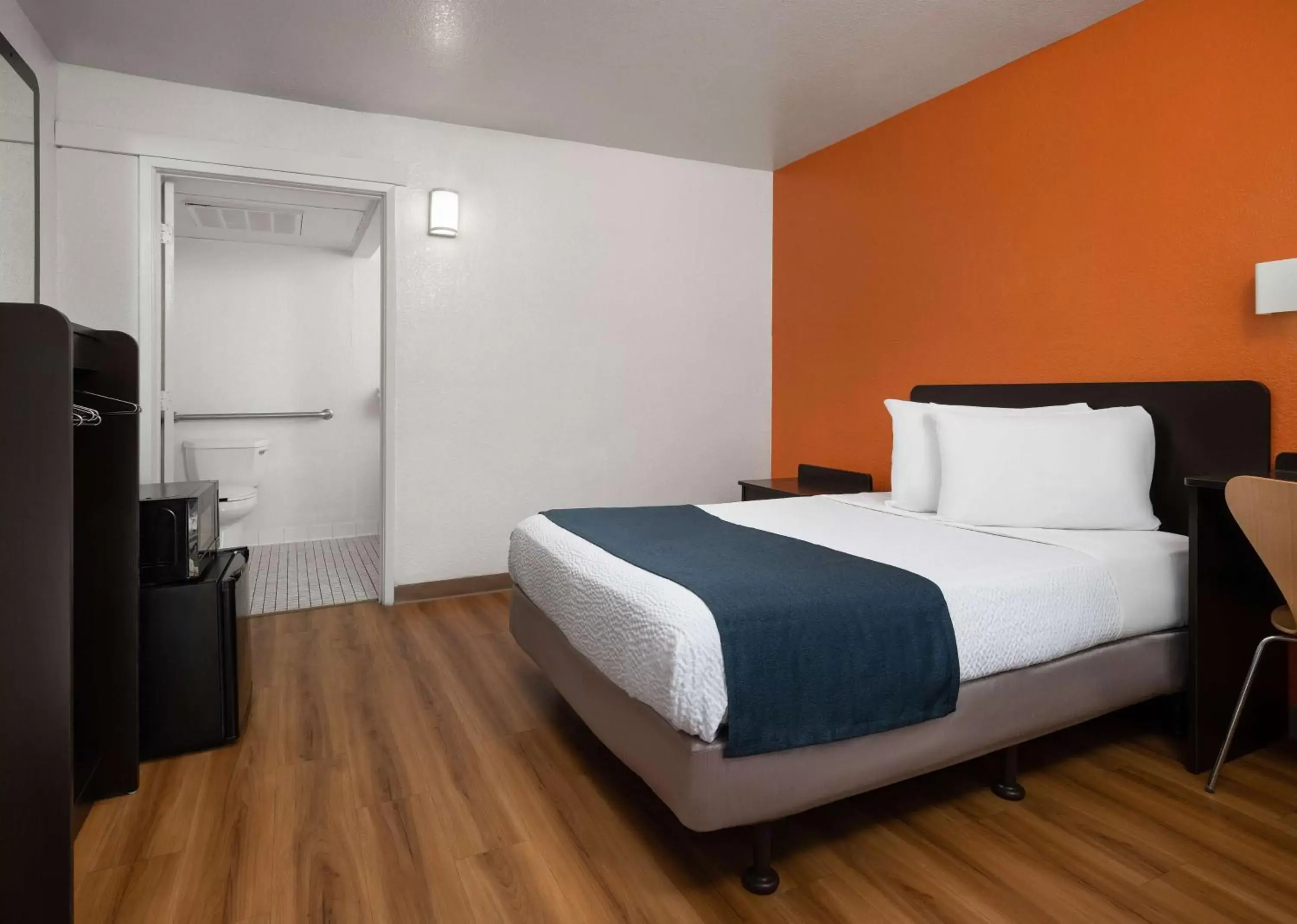 Bedroom, Bed in Motel 6-Carpinteria, CA - Santa Barbara - North