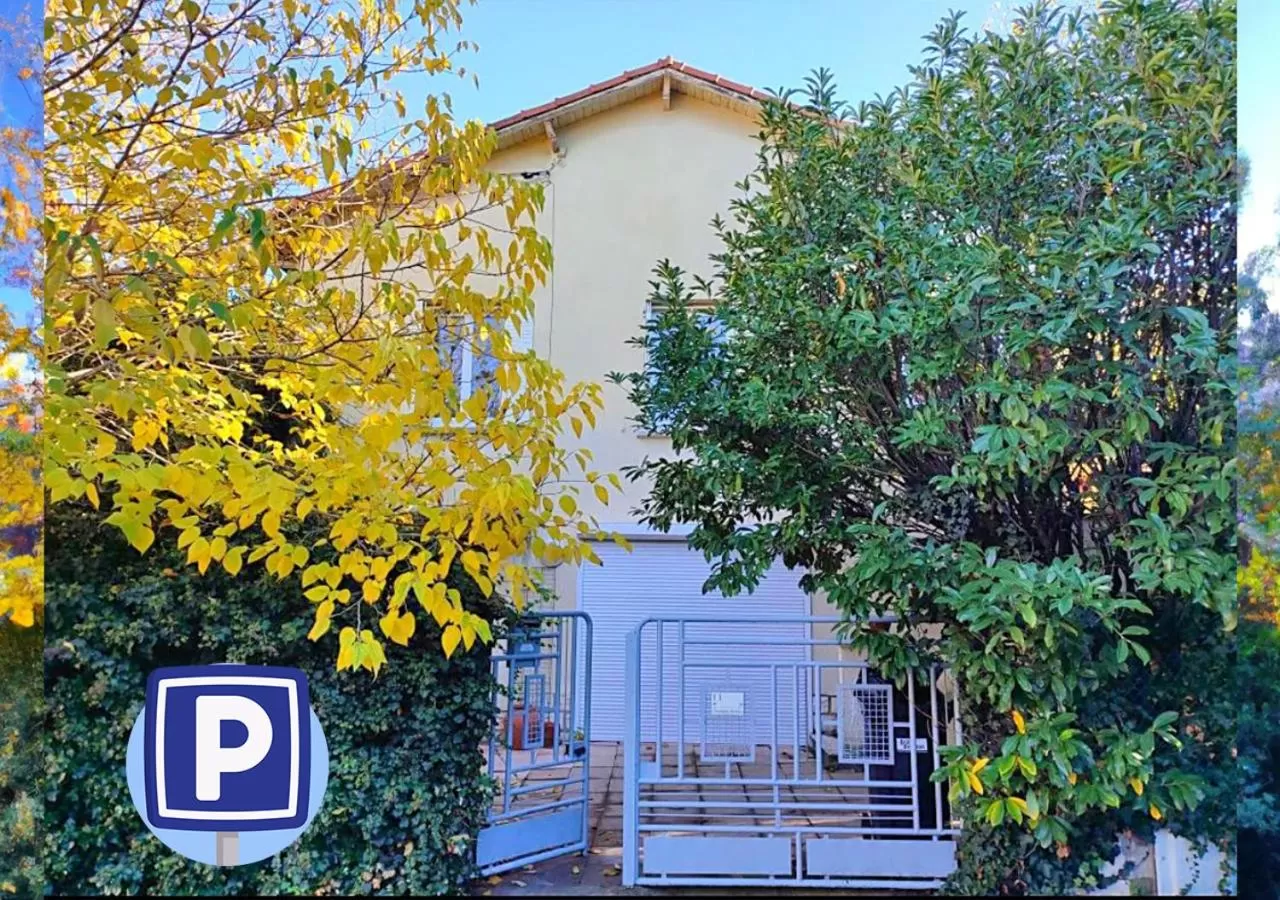 Property Building in Chambres d'hôtes Avignon