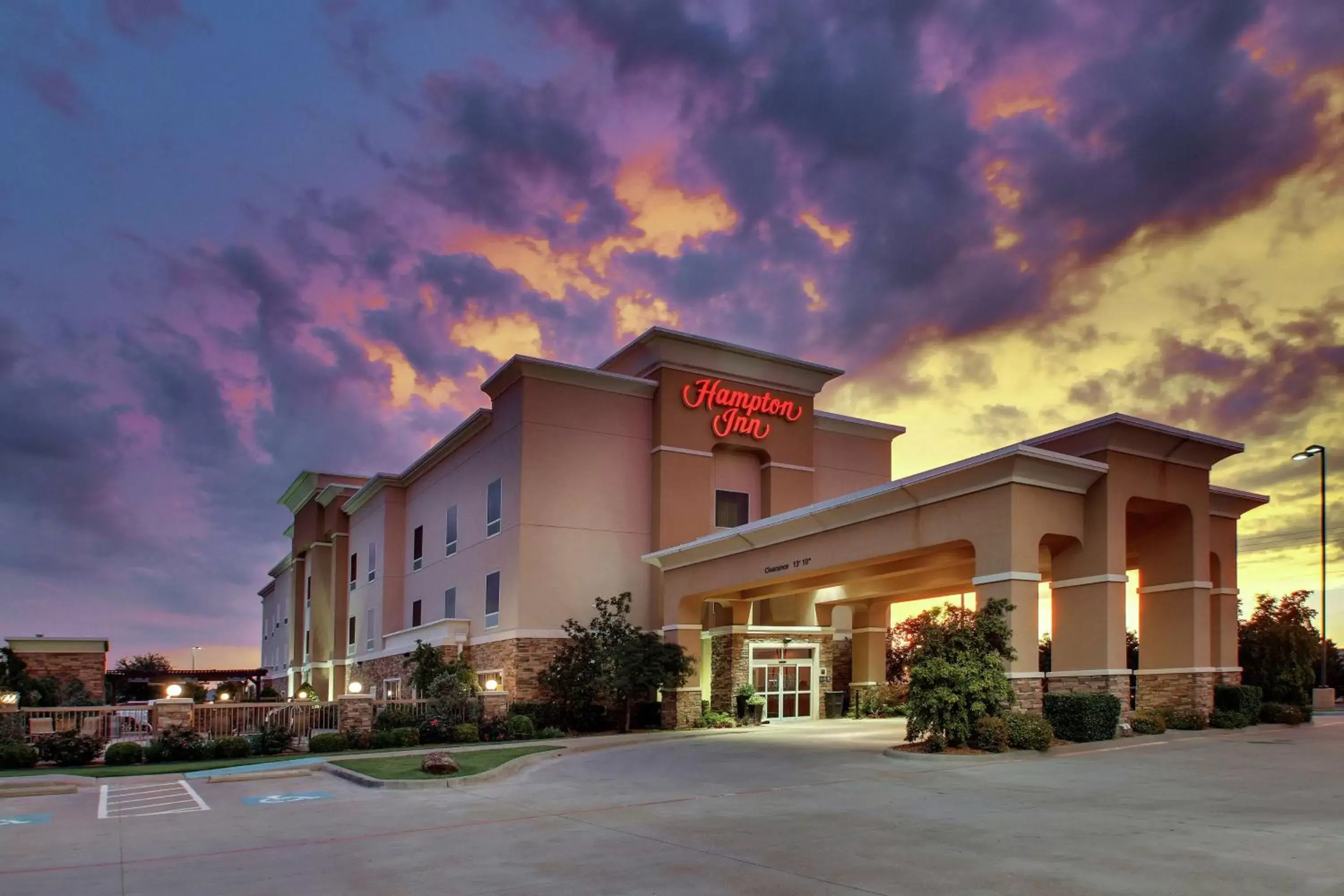 Property building in Hampton Inn Vernon Property building in Hampton Inn Vernon