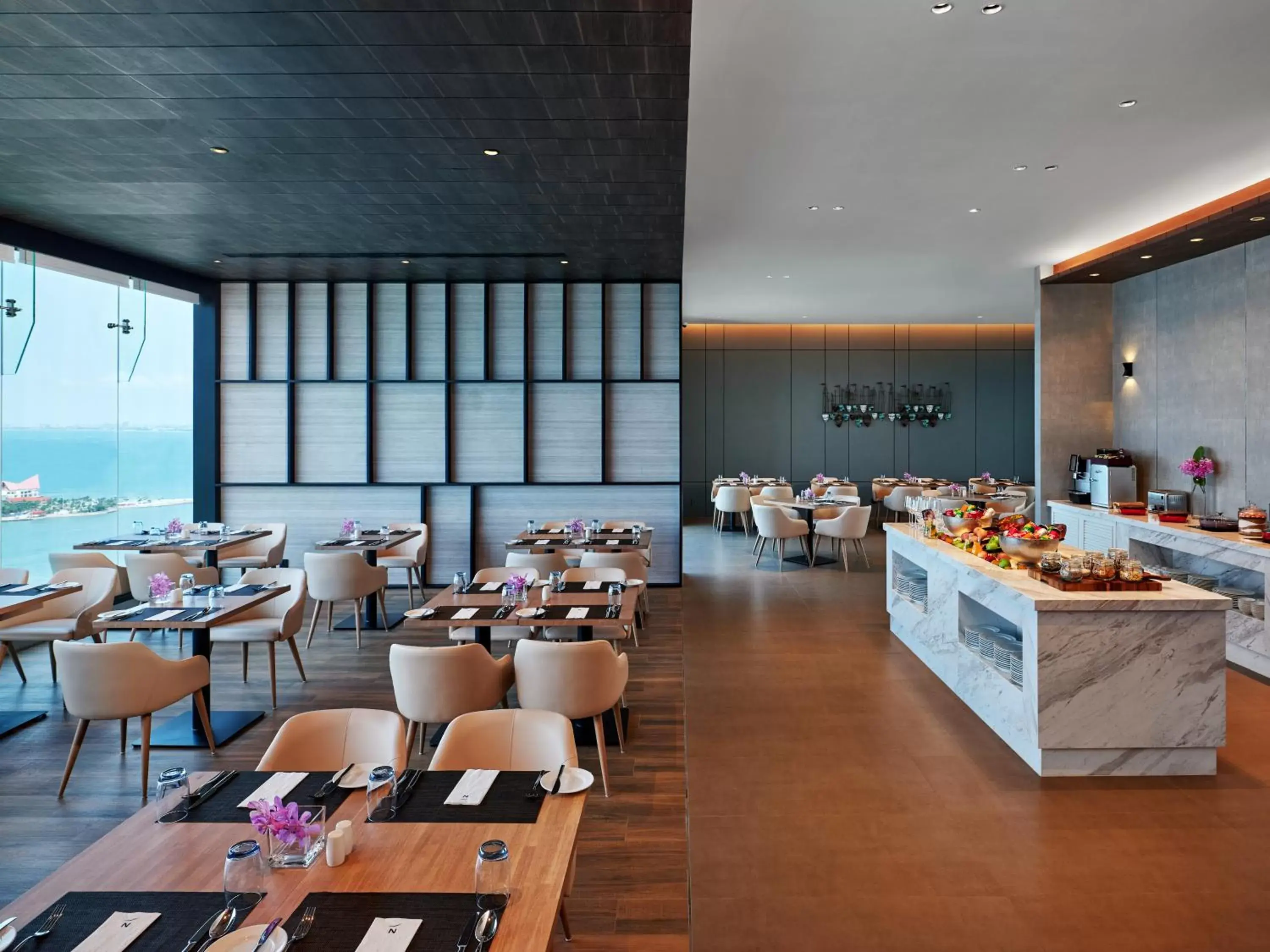 Lounge or bar, Restaurant/Places to Eat in Novotel Marina Sriracha & Koh Si Chang