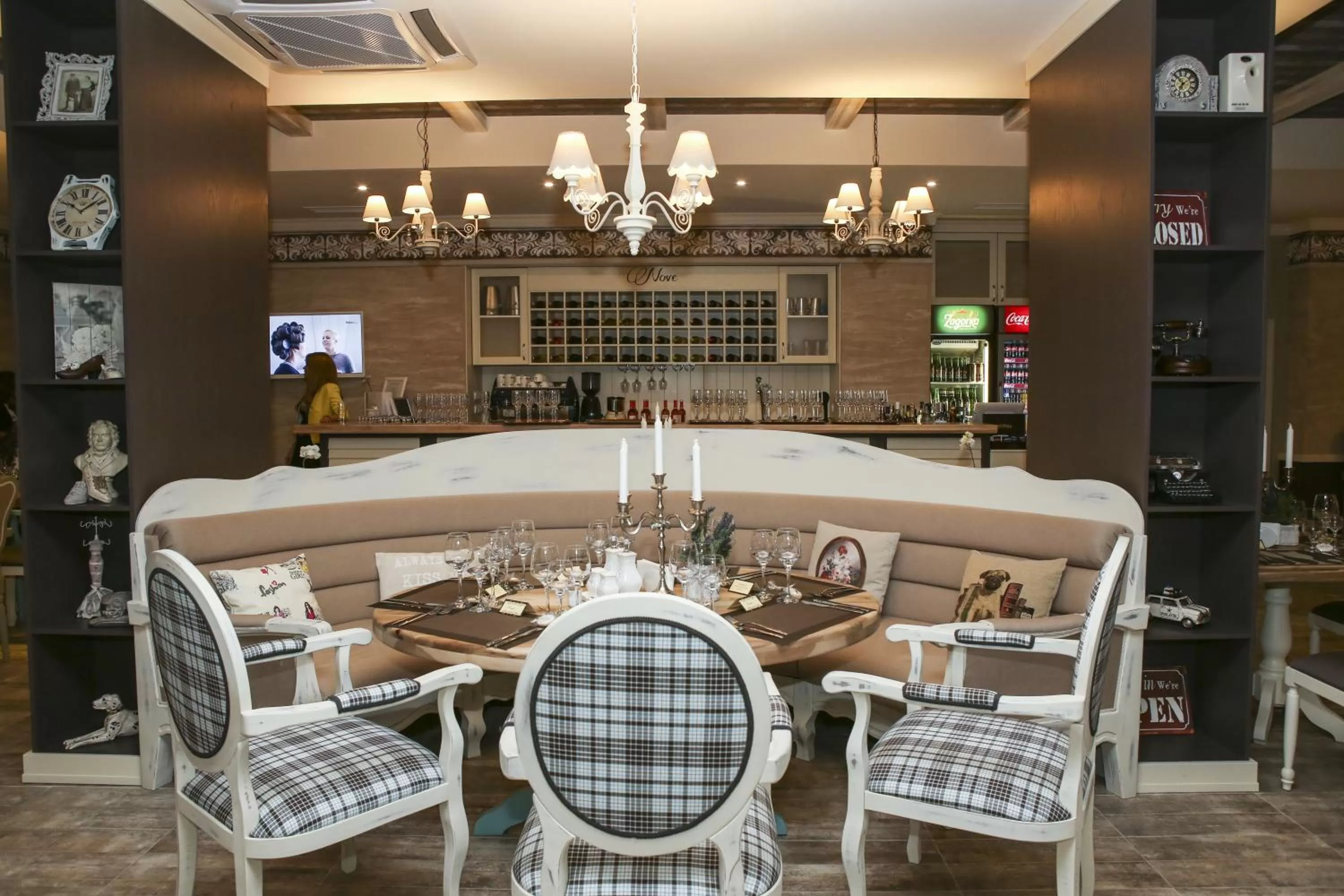 Restaurant/places to eat in Hotel Nove