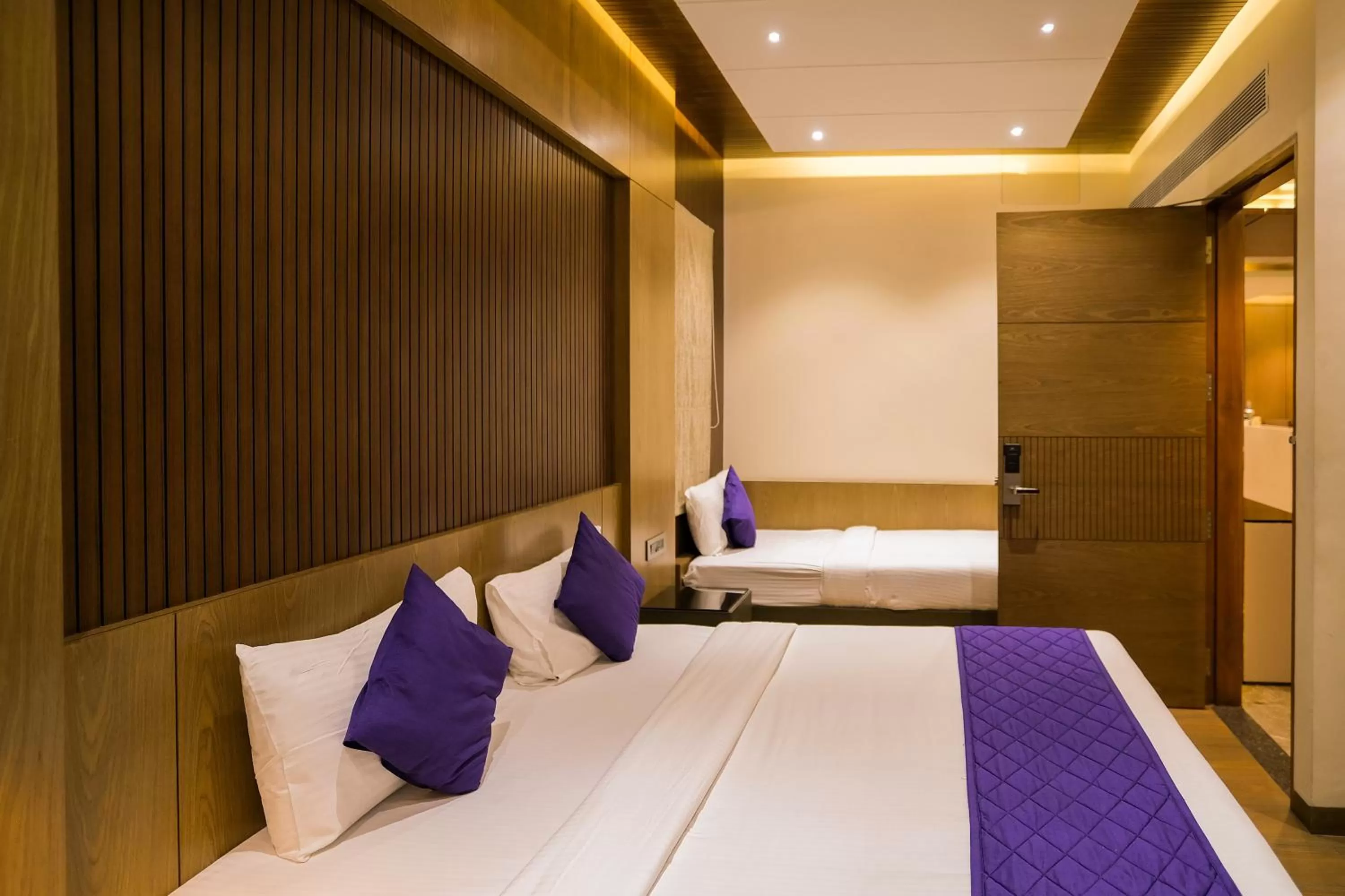 Bedroom, Bed in Symphony Inn