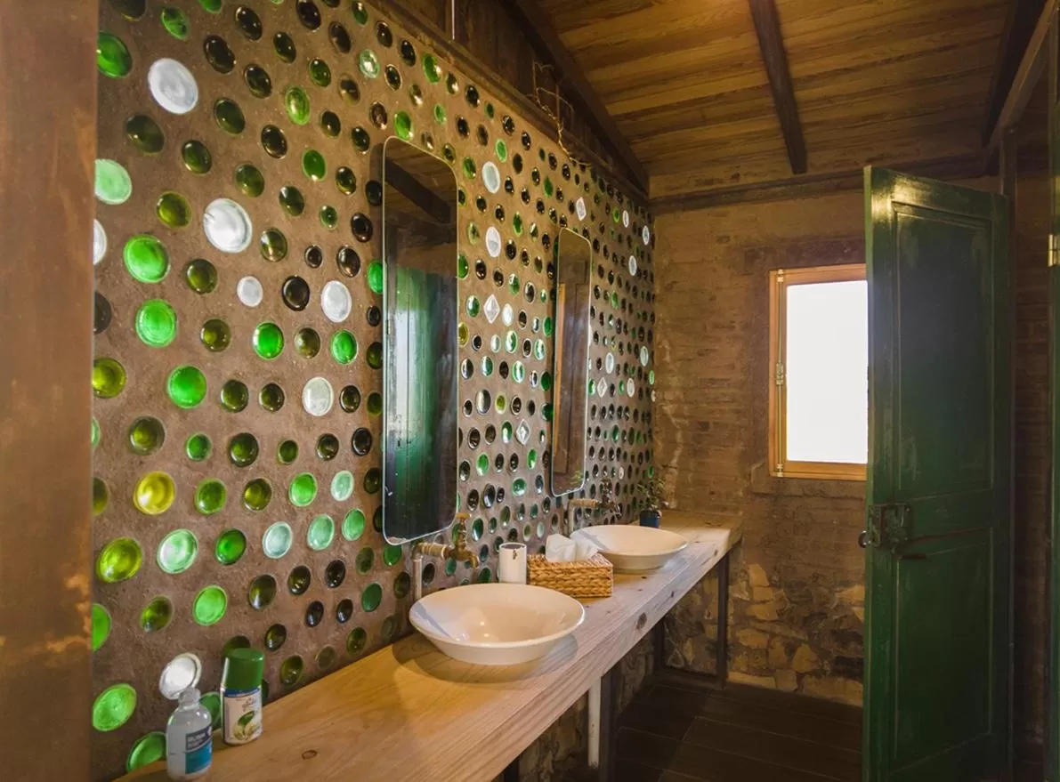 Restaurant/places to eat in Caliu Earthship Ecolodge