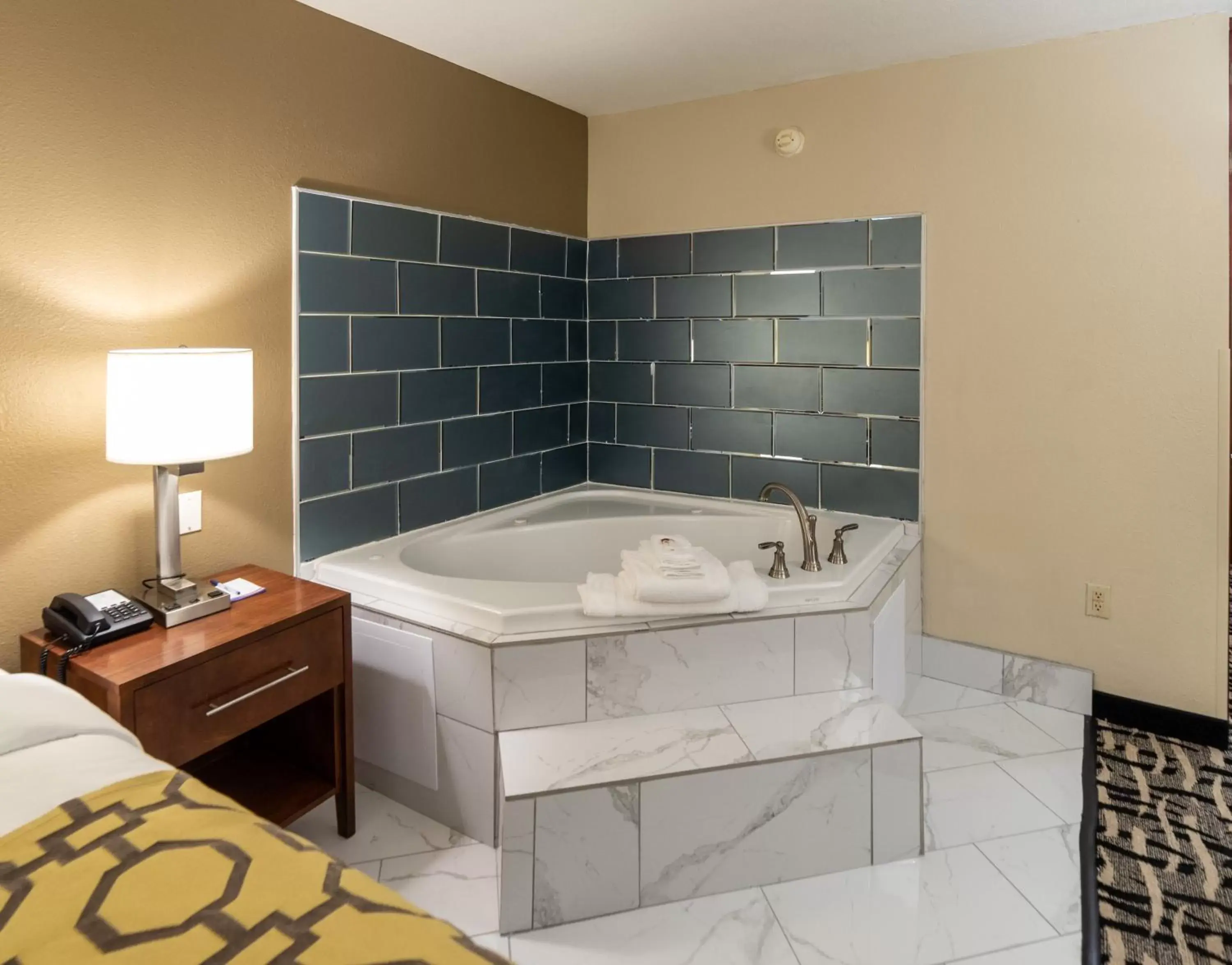 Bath, Bathroom in Baymont by Wyndham Caddo Valley/Arkadelphia