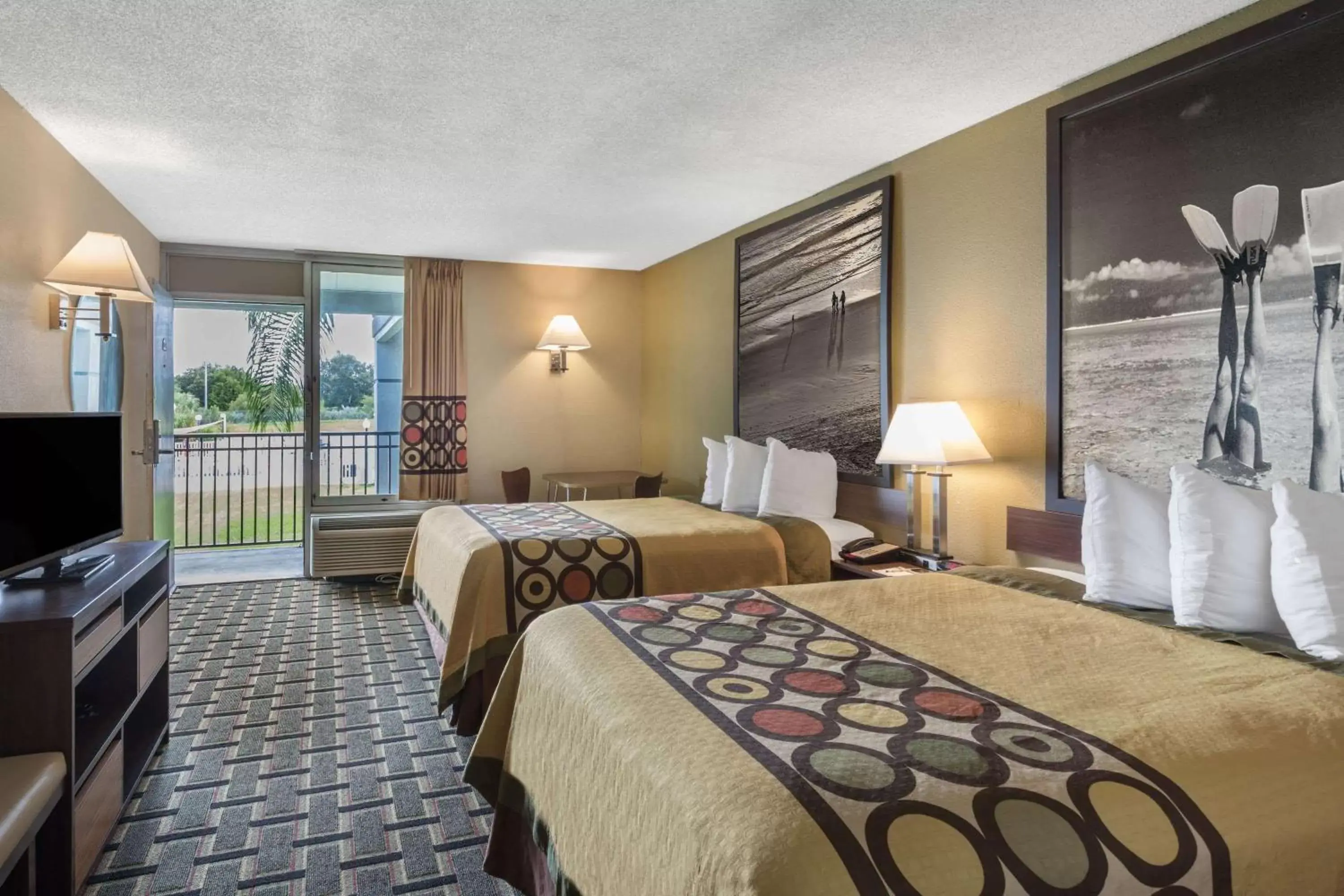 Photo of the whole room, Bed in Super 8 by Wyndham Ocala I-75