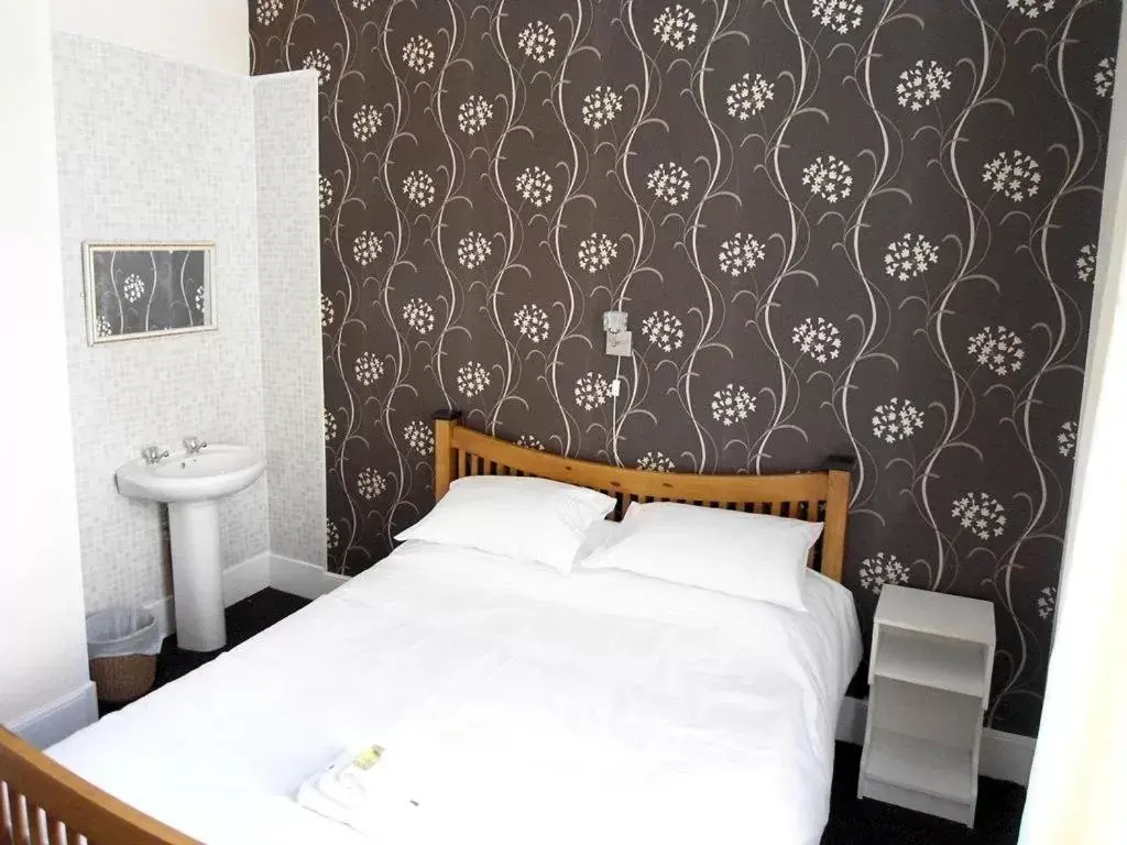 Queen Room with Shared Bathroom in The Trevross Queen Room with Shared Bathroom in The Trevross