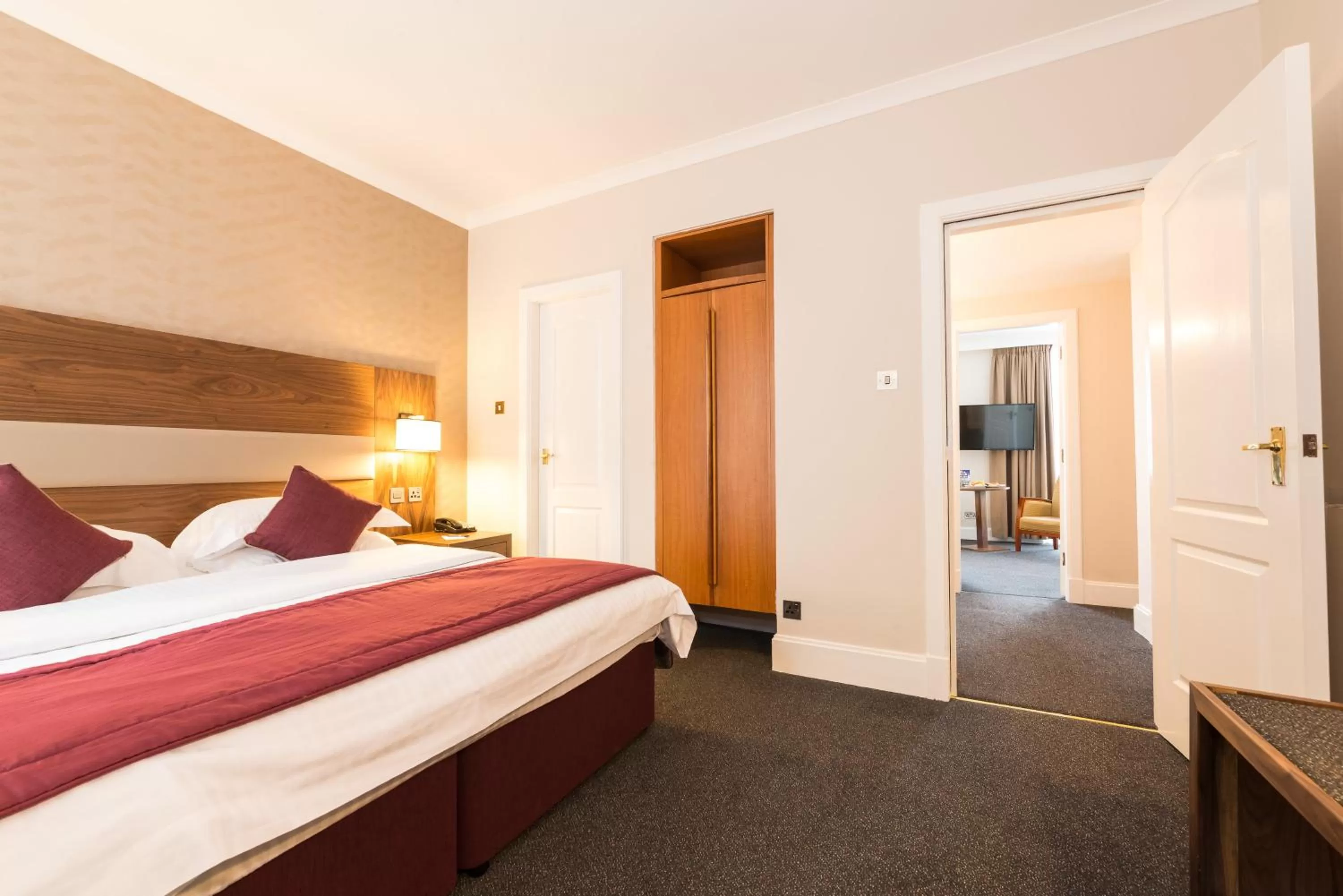 Photo of the whole room, Bed in The Empress Hotel