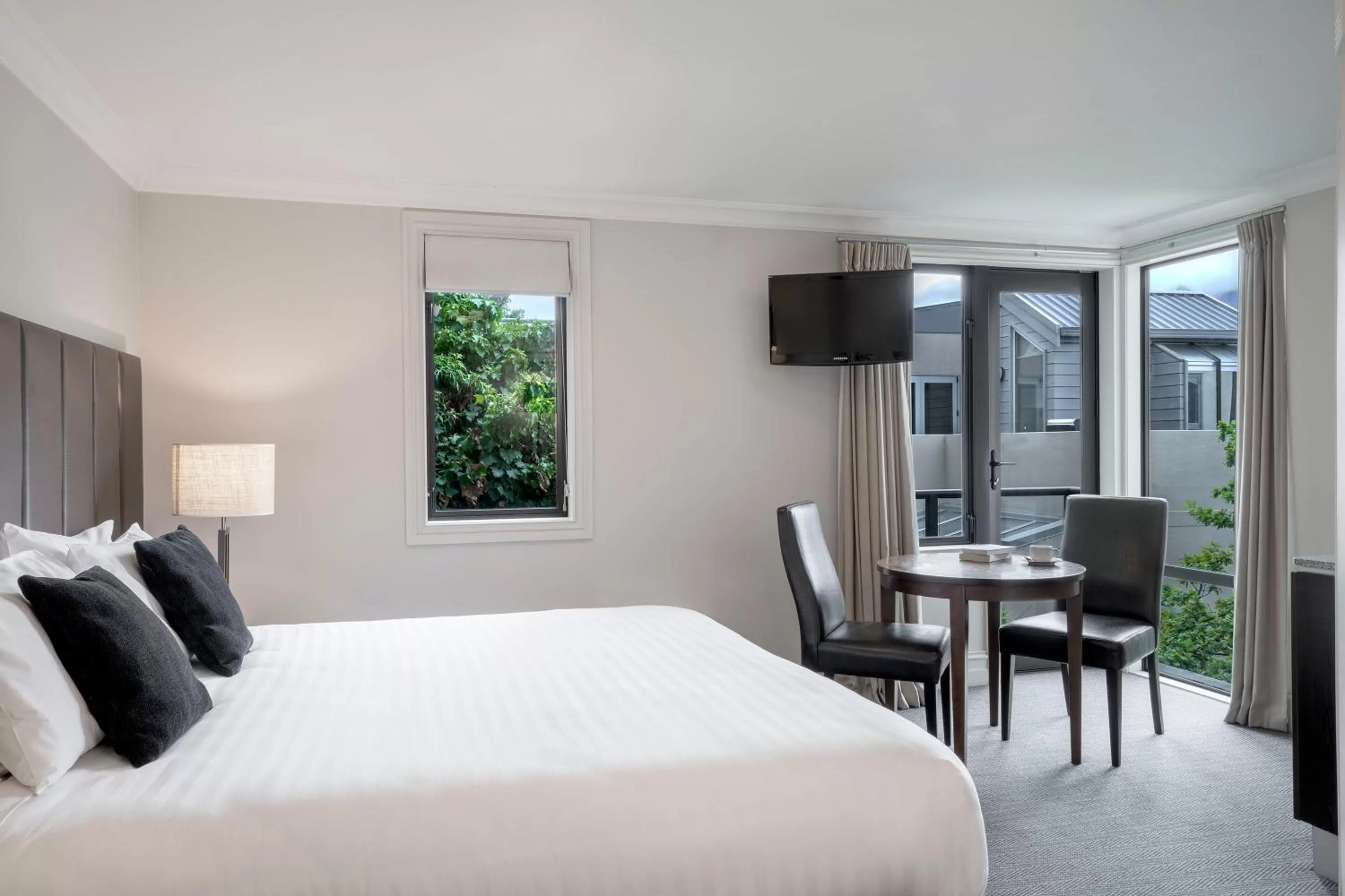 Standard King Room in Peppers Beacon