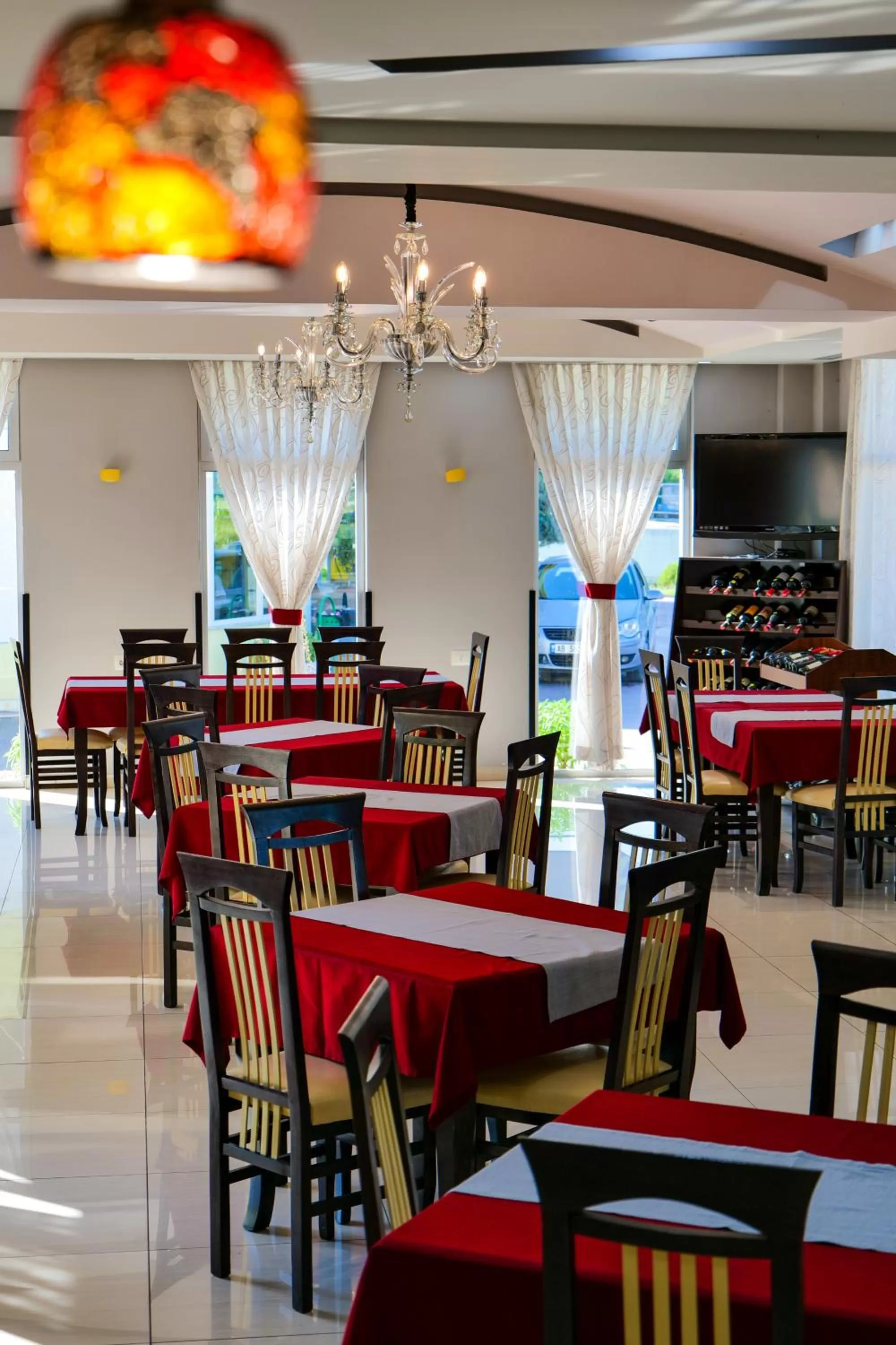 Restaurant/places to eat in LORD Hotel