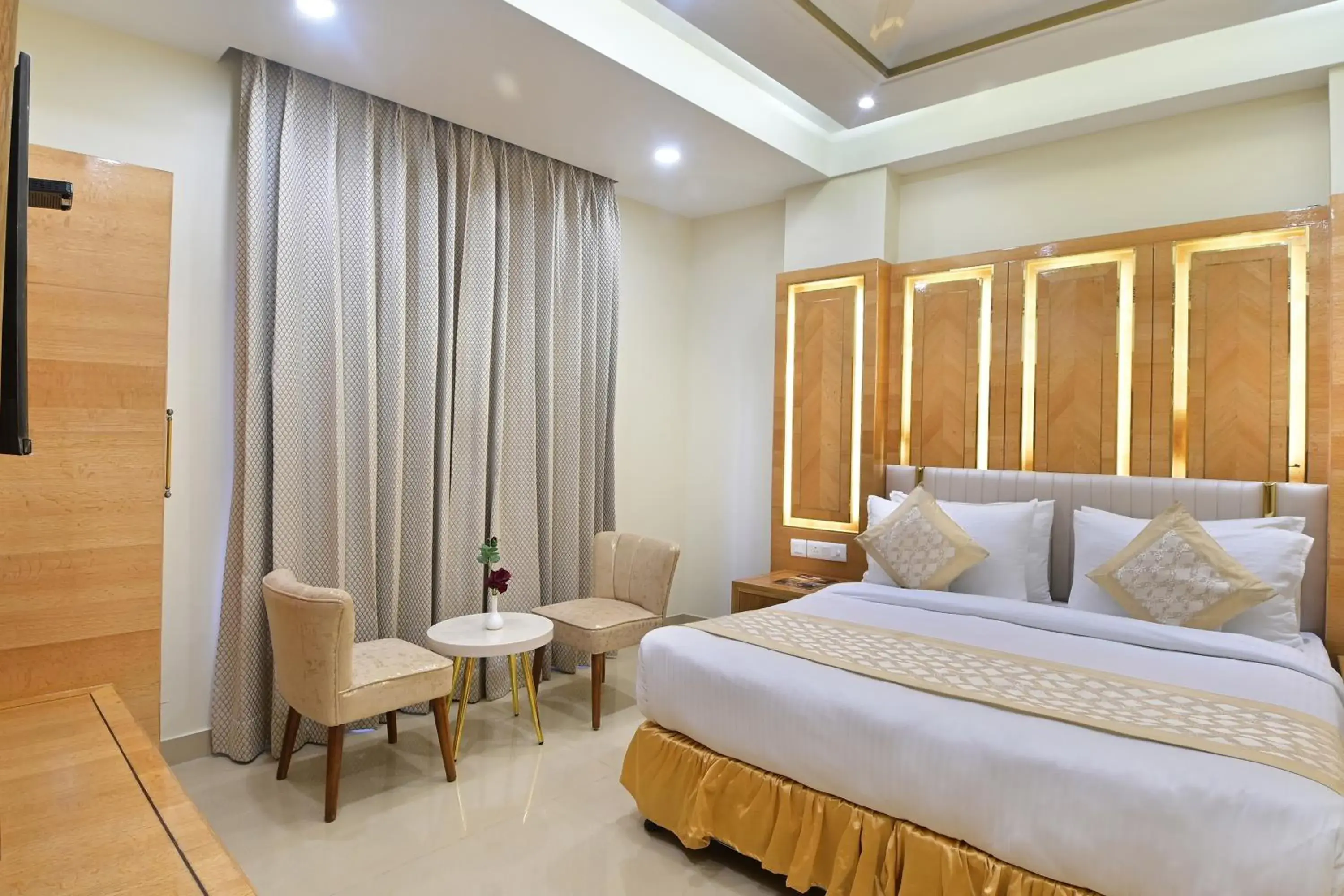 Bed in Hotel Gold Palace - 03 Mins Walk From New Delhi Railway Station