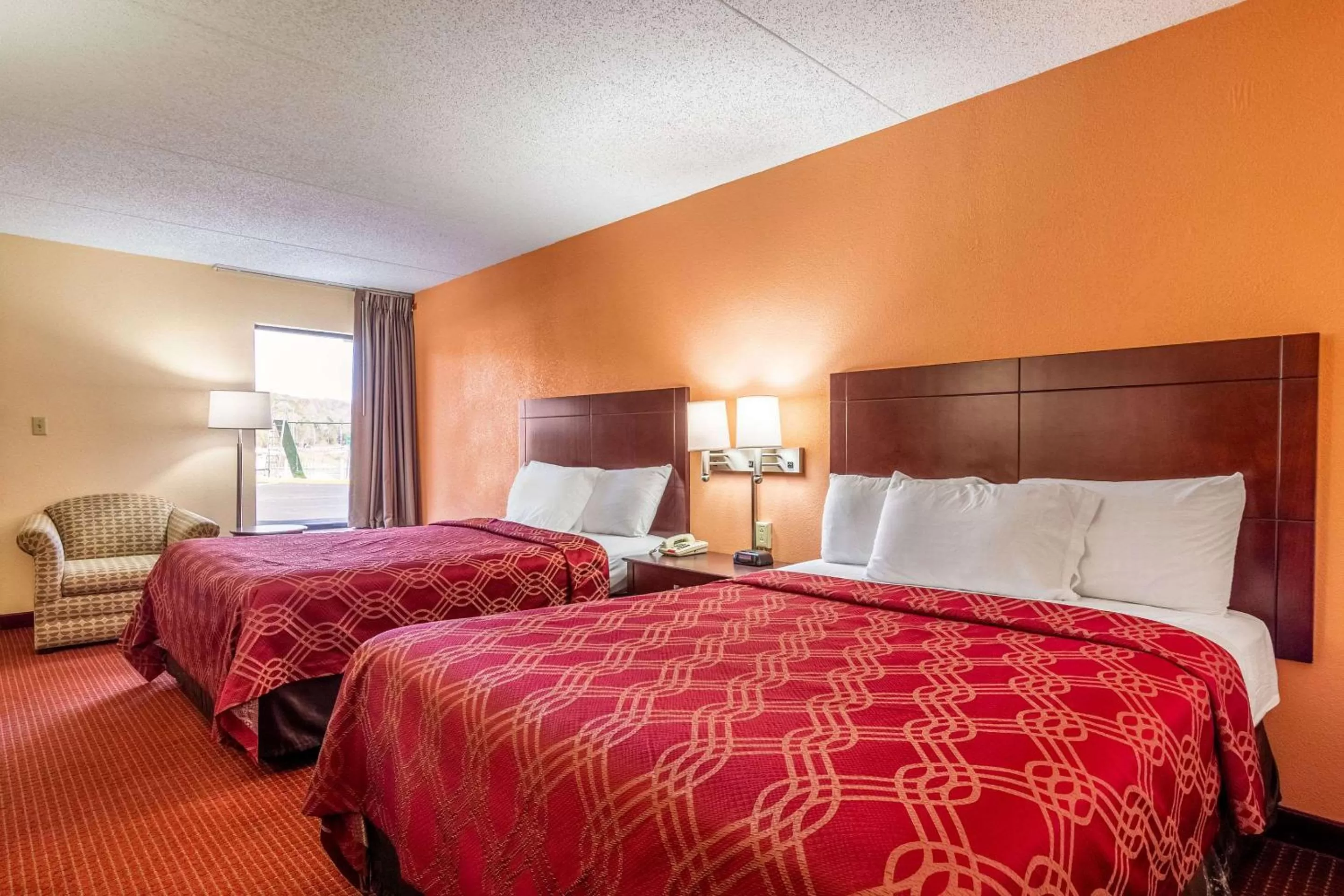 Photo of the whole room, Bed in Econo Lodge Rocky Top